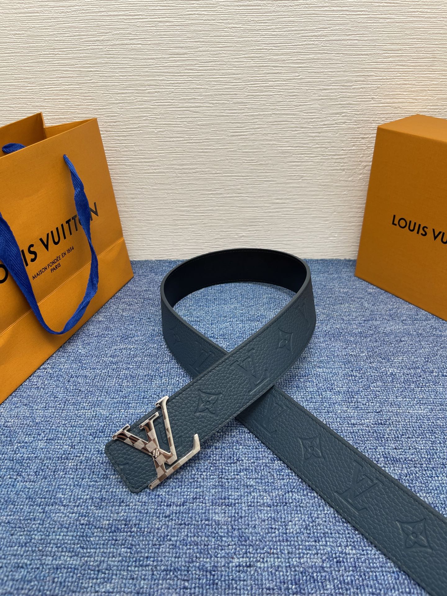 🔴 【品牌】LV  4．0cm 
🔴 【描述】这款饰有LV带扣的腰带配以水牛皮衬里，覆以Monogram