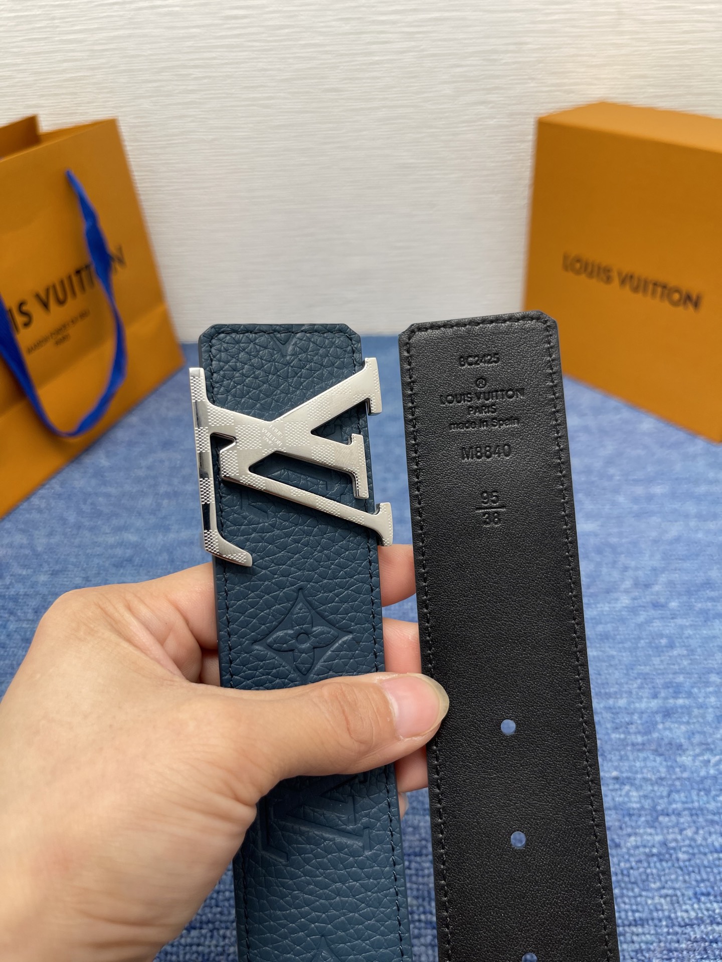 🔴 【品牌】LV  4．0cm 
🔴 【描述】这款饰有LV带扣的腰带配以水牛皮衬里，覆以Monogram