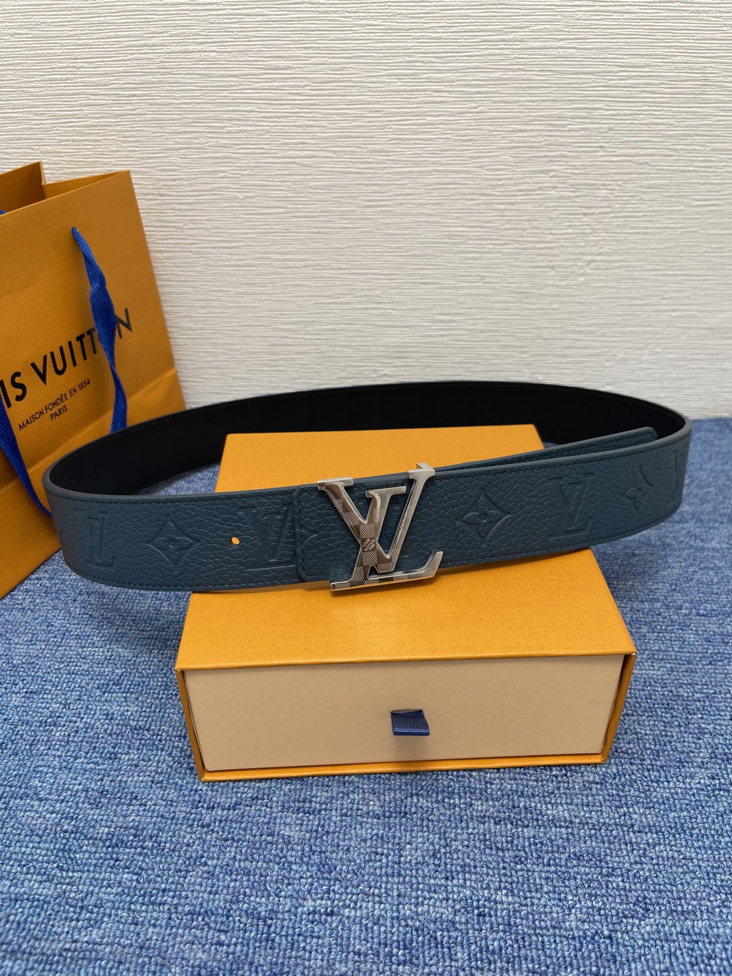 🔴 【品牌】LV  4．0cm 
🔴 【描述】这款饰有LV带扣的腰带配以水牛皮衬里，覆以Monogram