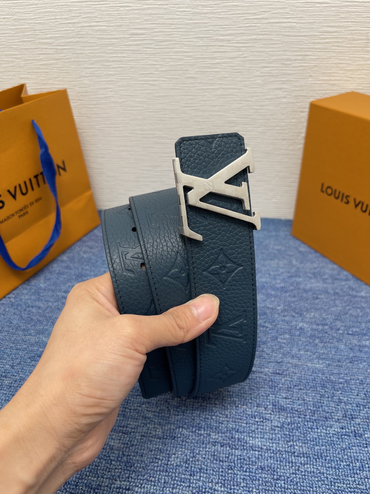 🔴 【品牌】LV  4．0cm 
🔴 【描述】这款饰有LV带扣的腰带配以水牛皮衬里，覆以Monogram