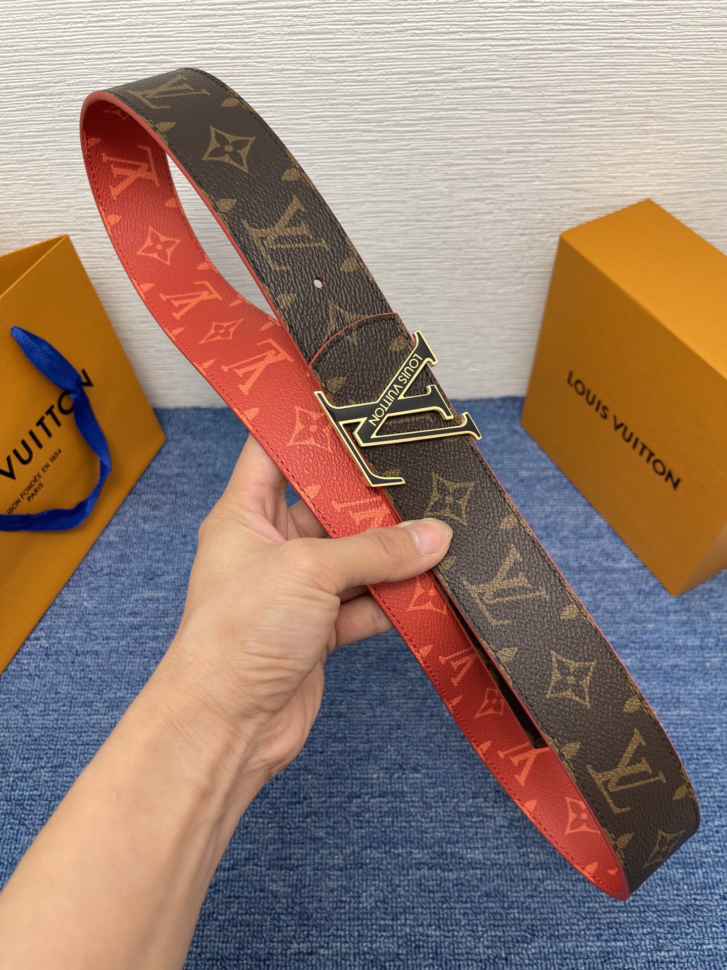 🔴  【品牌】巴利   NO.550  
🔴 【描述】经典系列新品腰带，采用小牛皮搭配布料，完美搭配手工