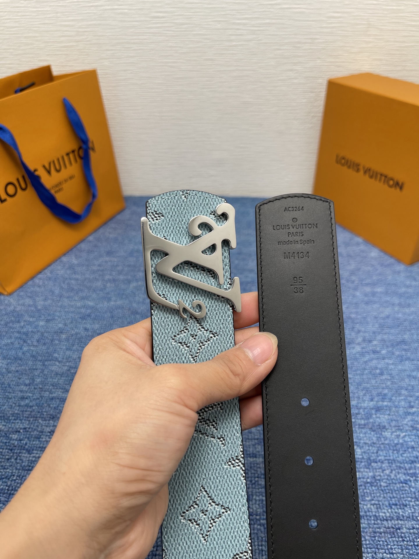 🔴  【品牌】巴利   NO.550  
🔴 【描述】经典系列新品腰带，采用小牛皮搭配布料，完美搭配手工