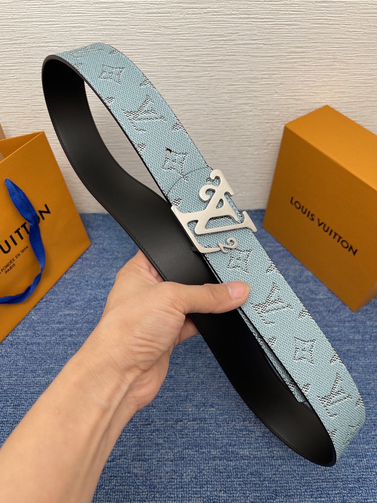 🔴  【品牌】巴利   NO.550  
🔴 【描述】经典系列新品腰带，采用小牛皮搭配布料，完美搭配手工