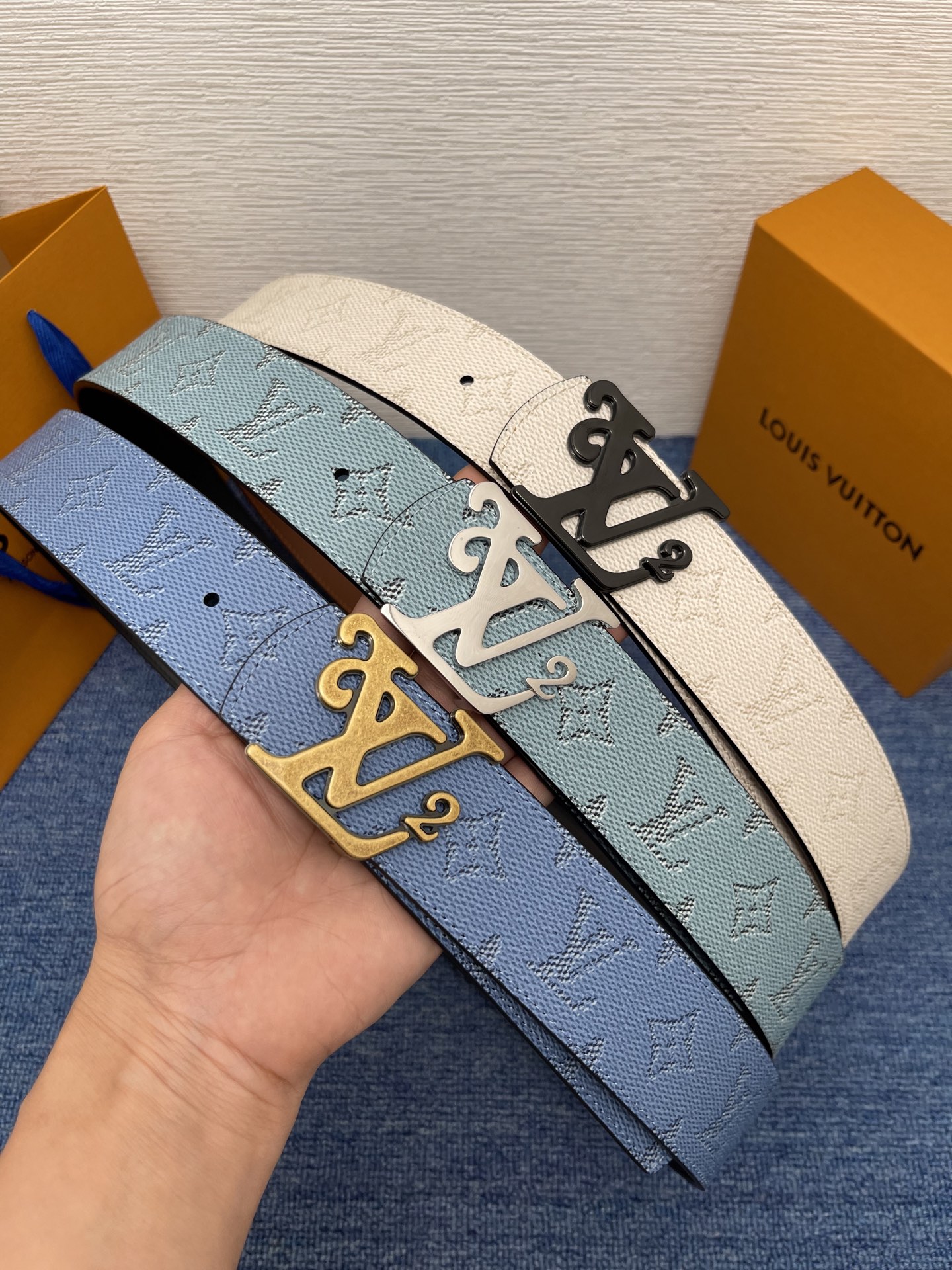 🔴  【品牌】巴利   NO.550  
🔴 【描述】经典系列新品腰带，采用小牛皮搭配布料，完美搭配手工