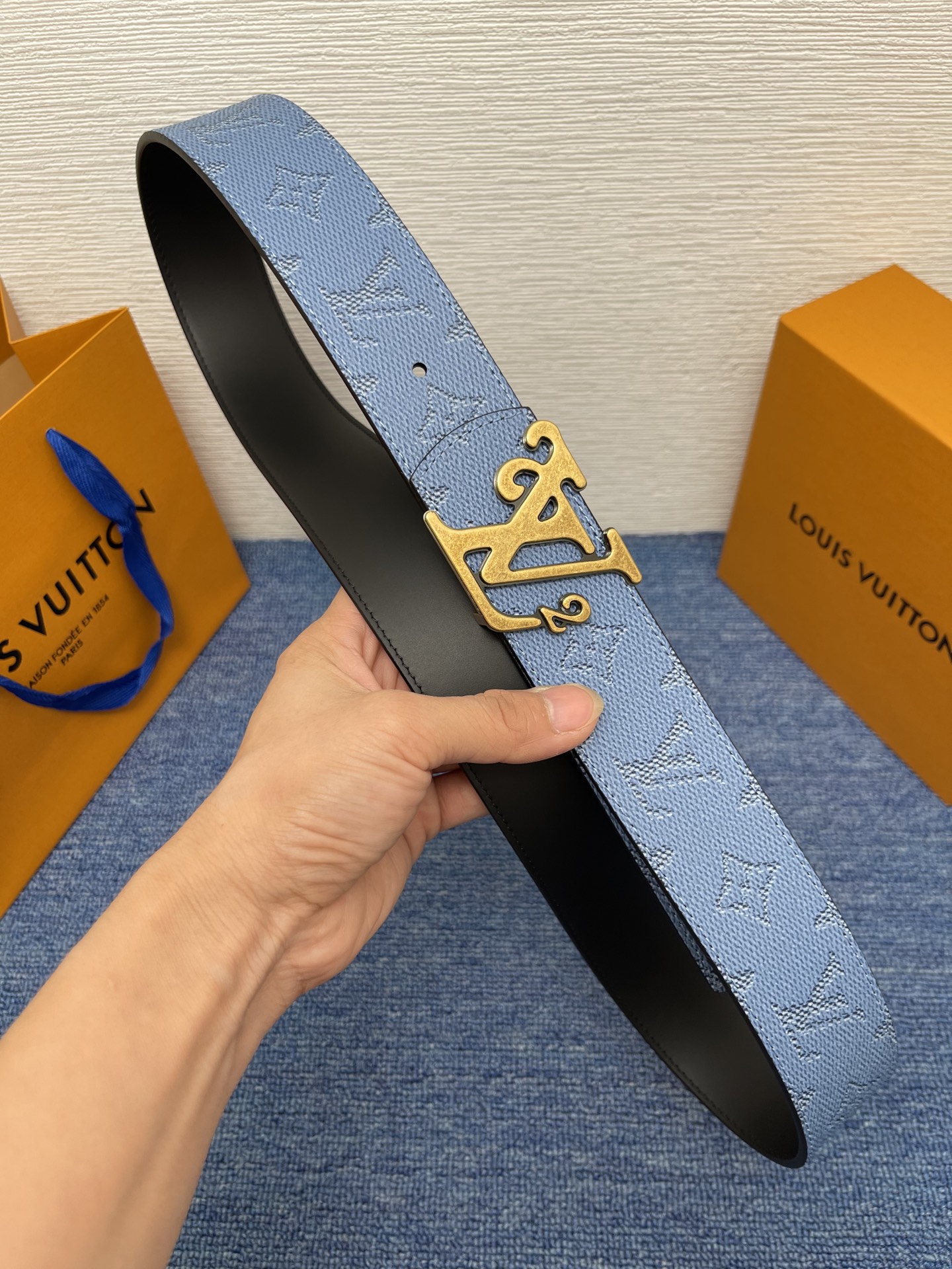 🔴  【品牌】巴利   NO.550  
🔴 【描述】经典系列新品腰带，采用小牛皮搭配布料，完美搭配手工