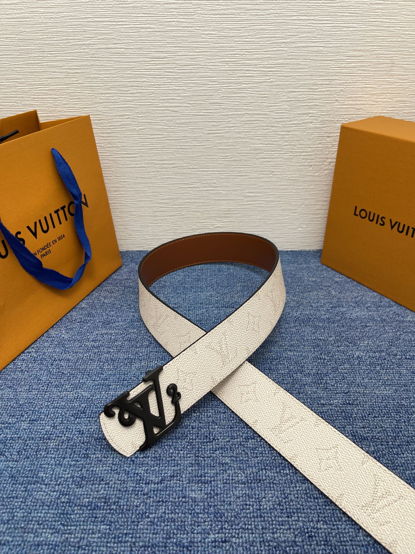 🔴  【品牌】巴利   NO.550  
🔴 【描述】经典系列新品腰带，采用小牛皮搭配布料，完美搭配手工
