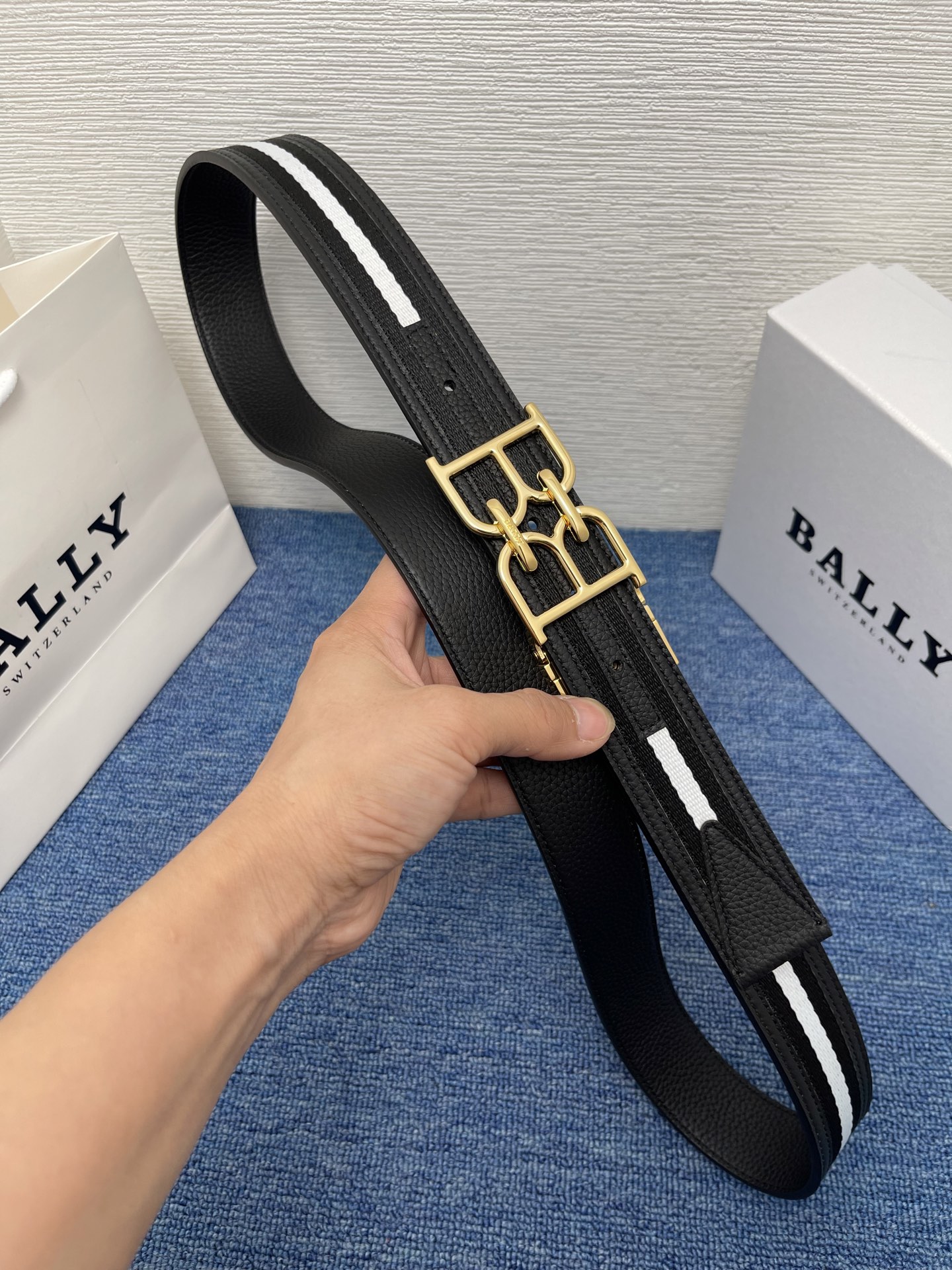 🔴  【品牌】巴利   NO.550  
🔴 【描述】经典系列新品腰带，采用小牛皮搭配布料，完美搭配手工