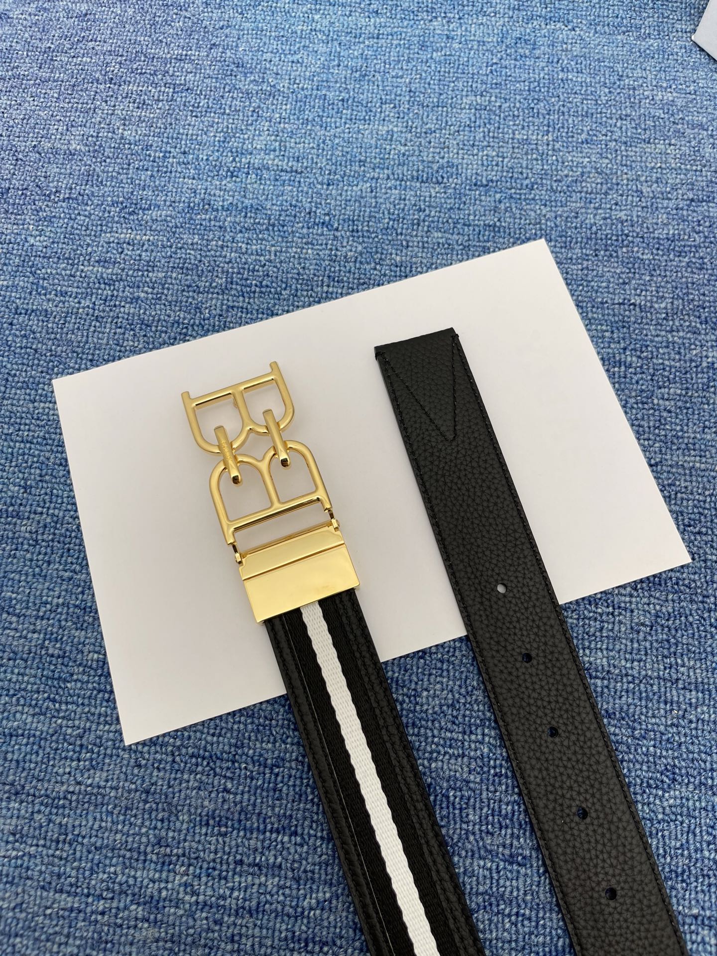 🔴  【品牌】巴利   NO.550  
🔴 【描述】经典系列新品腰带，采用小牛皮搭配布料，完美搭配手工
