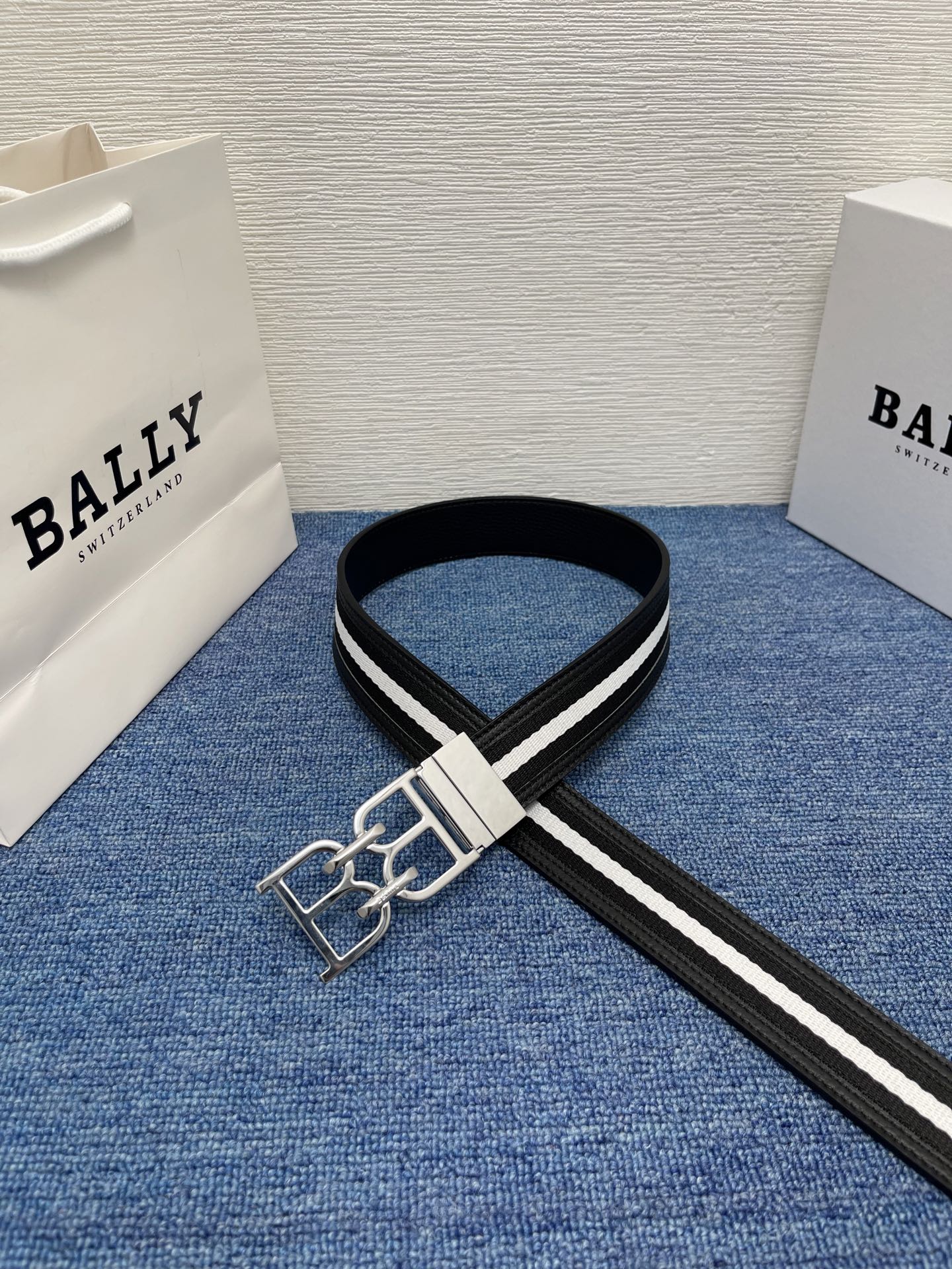 🔴  【品牌】巴利   NO.550  
🔴 【描述】经典系列新品腰带，采用小牛皮搭配布料，完美搭配手工