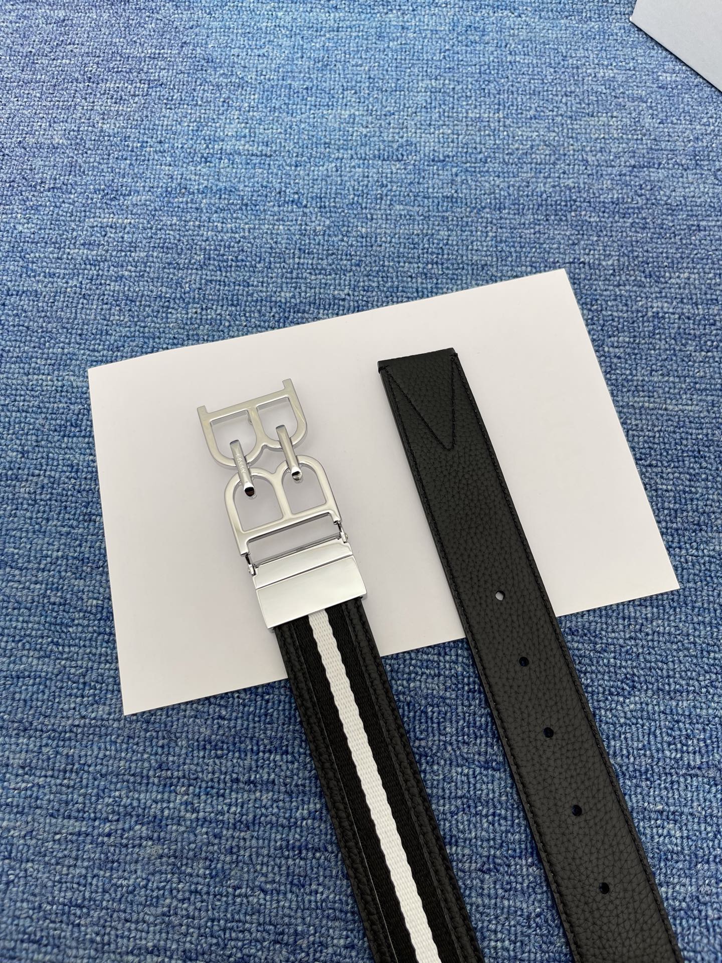 🔴  【品牌】巴利   NO.550  
🔴 【描述】经典系列新品腰带，采用小牛皮搭配布料，完美搭配手工