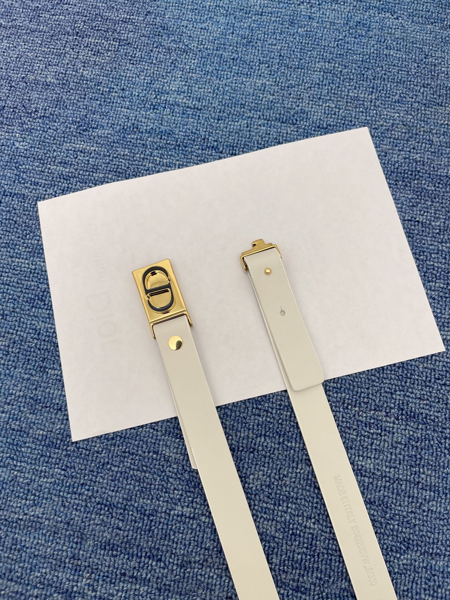 30 Montaigne Treasure 腰带

20 毫米白色光滑牛皮革
编号 B0699QMOD_