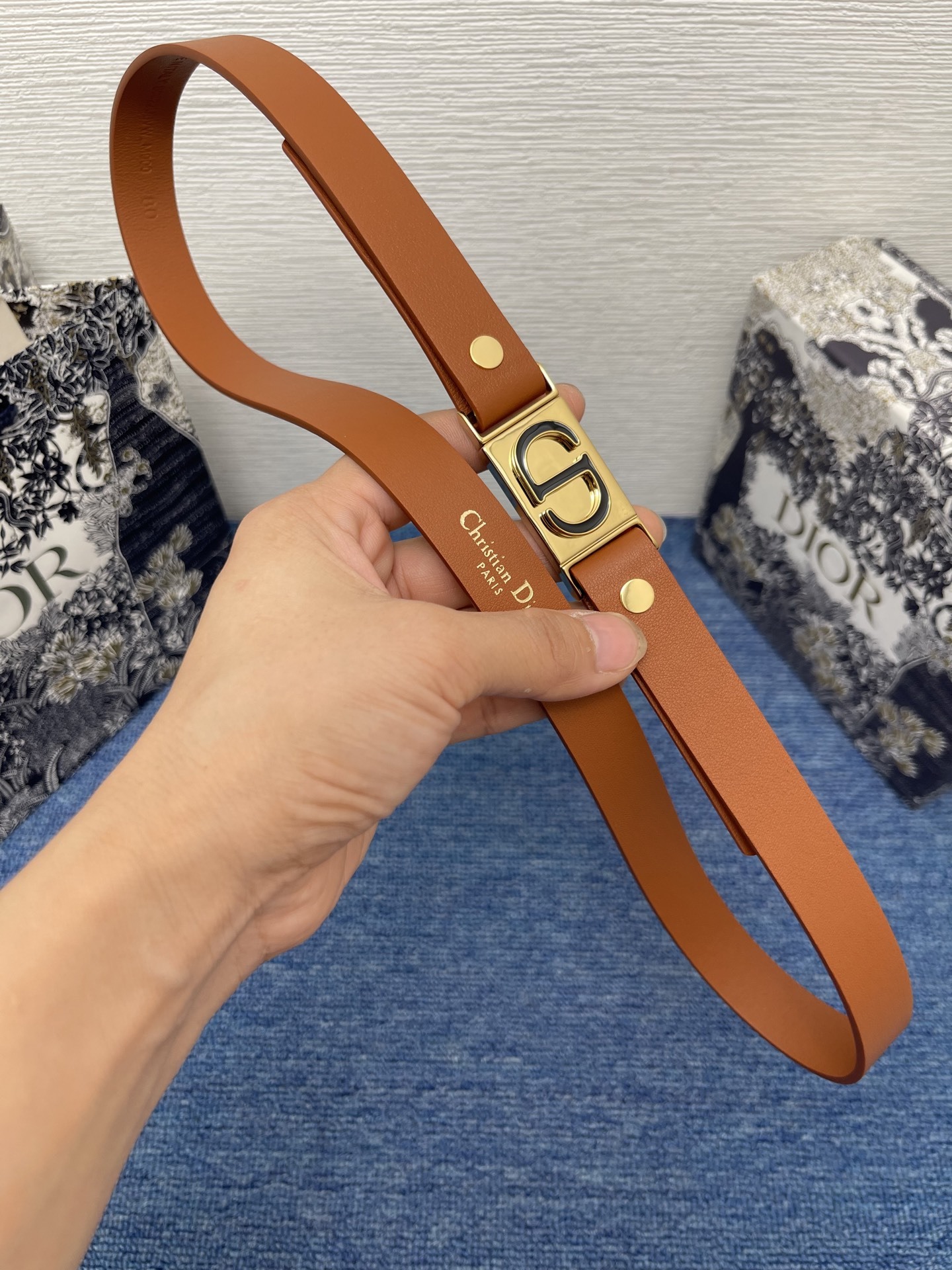 30 Montaigne Treasure 腰带
20 毫米棕色光滑牛皮革
编号 B0699QMOD_