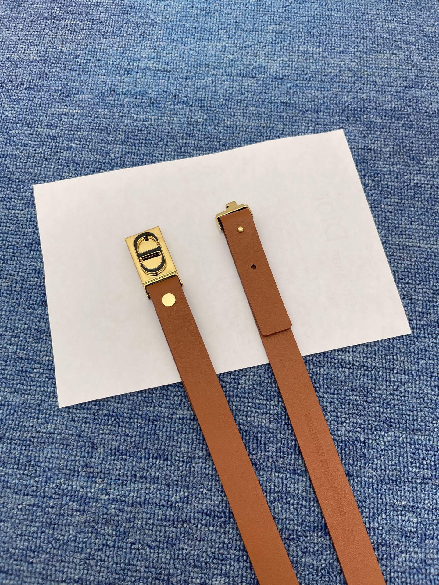 30 Montaigne Treasure 腰带
20 毫米棕色光滑牛皮革
编号 B0699QMOD_