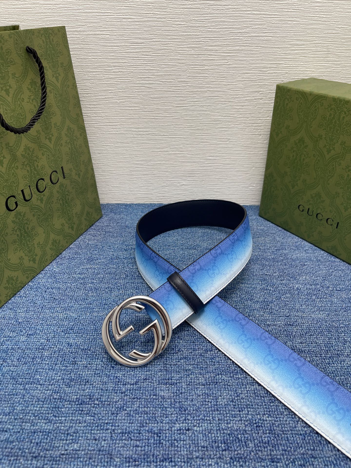 🔴 【品牌】古驰 Gucci  
🔴 【描述】采用高级Gucci Signature真皮精制而成，触感厚