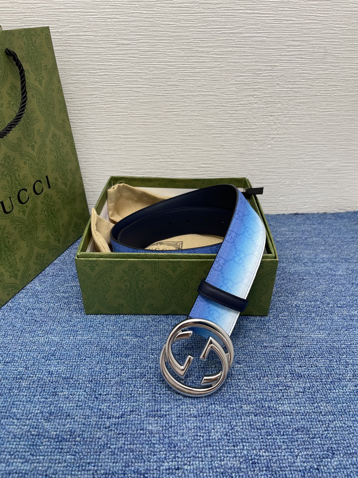 🔴 【品牌】古驰 Gucci  
🔴 【描述】采用高级Gucci Signature真皮精制而成，触感厚