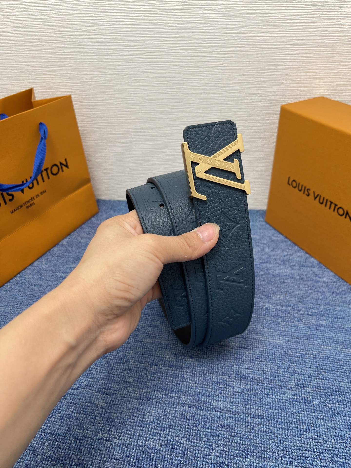 🔴 【品牌】LV  4．0cm 
🔴 【描述】这款饰有LV带扣的腰带配以水牛皮衬里，覆以Monogram