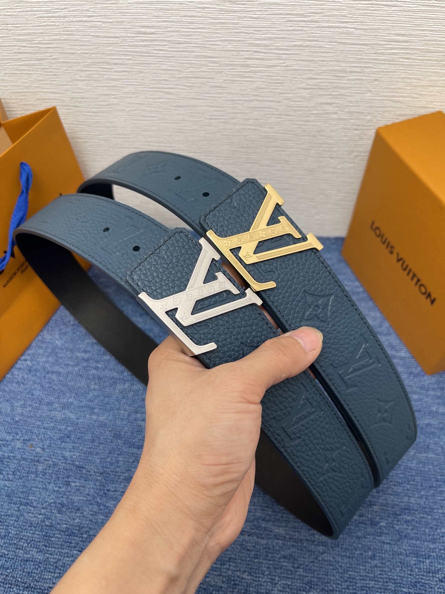 🔴 【品牌】LV  4．0cm 
🔴 【描述】这款饰有LV带扣的腰带配以水牛皮衬里，覆以Monogram