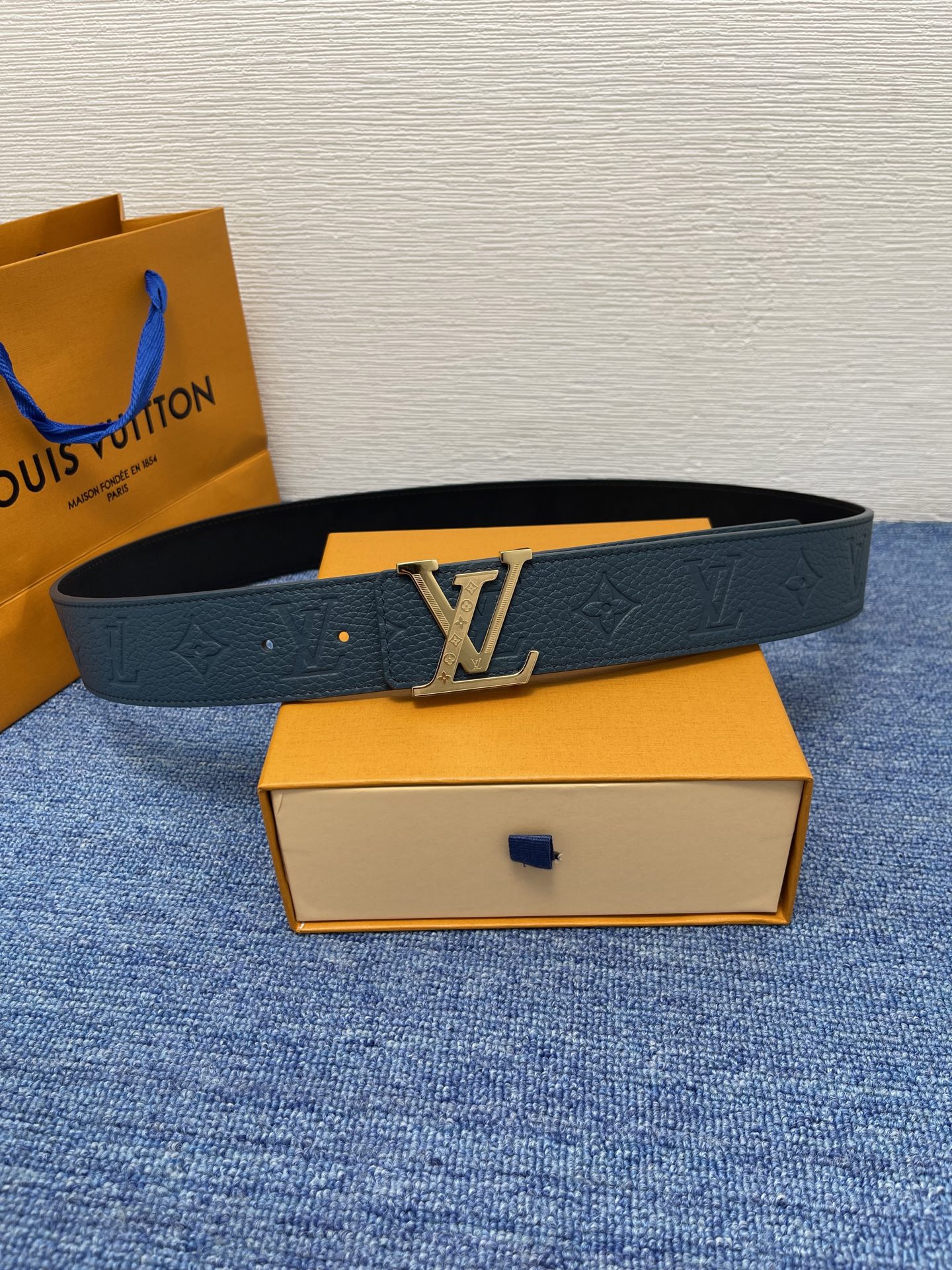 🔴 【品牌】LV  4．0cm 
🔴 【描述】这款饰有LV带扣的腰带配以水牛皮衬里，覆以Monogram