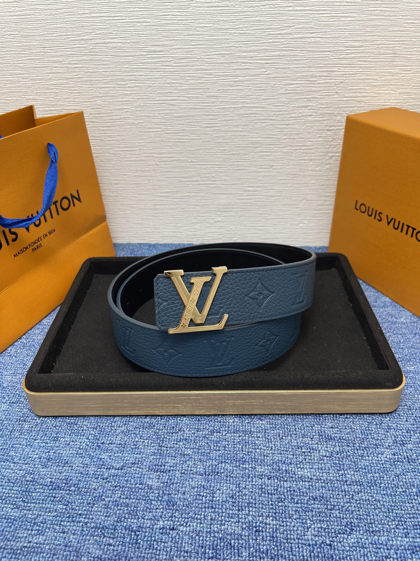 🔴 【品牌】LV  4．0cm 
🔴 【描述】这款饰有LV带扣的腰带配以水牛皮衬里，覆以Monogram