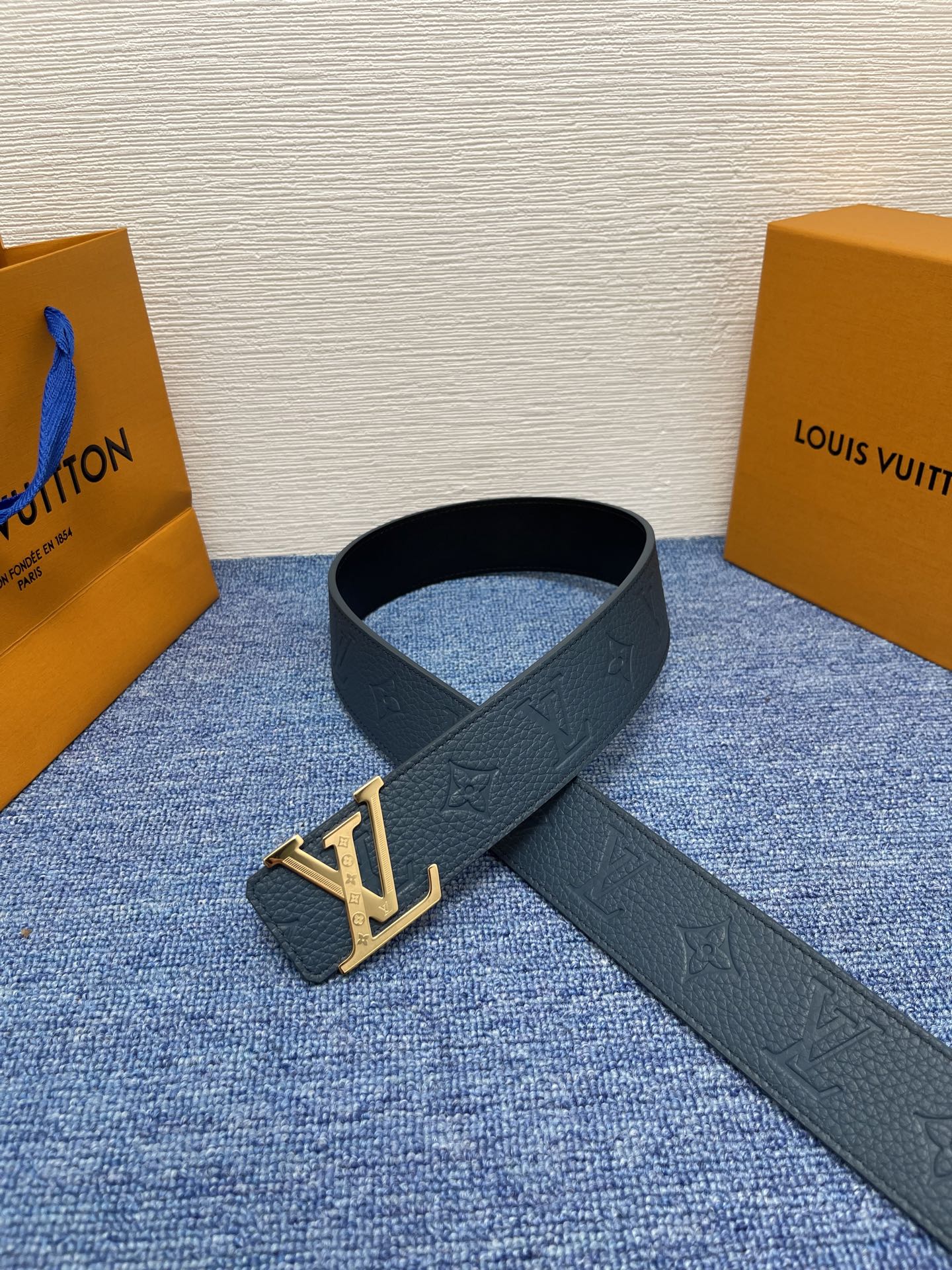 🔴 【品牌】LV  4．0cm 
🔴 【描述】这款饰有LV带扣的腰带配以水牛皮衬里，覆以Monogram