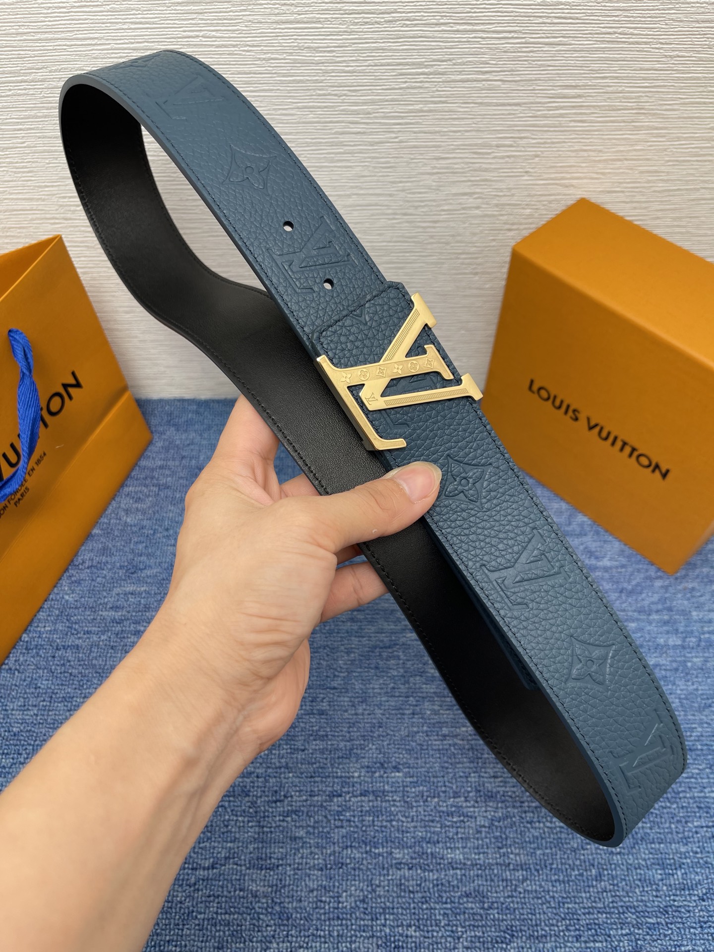 🔴 【品牌】LV  4．0cm 
🔴 【描述】这款饰有LV带扣的腰带配以水牛皮衬里，覆以Monogram