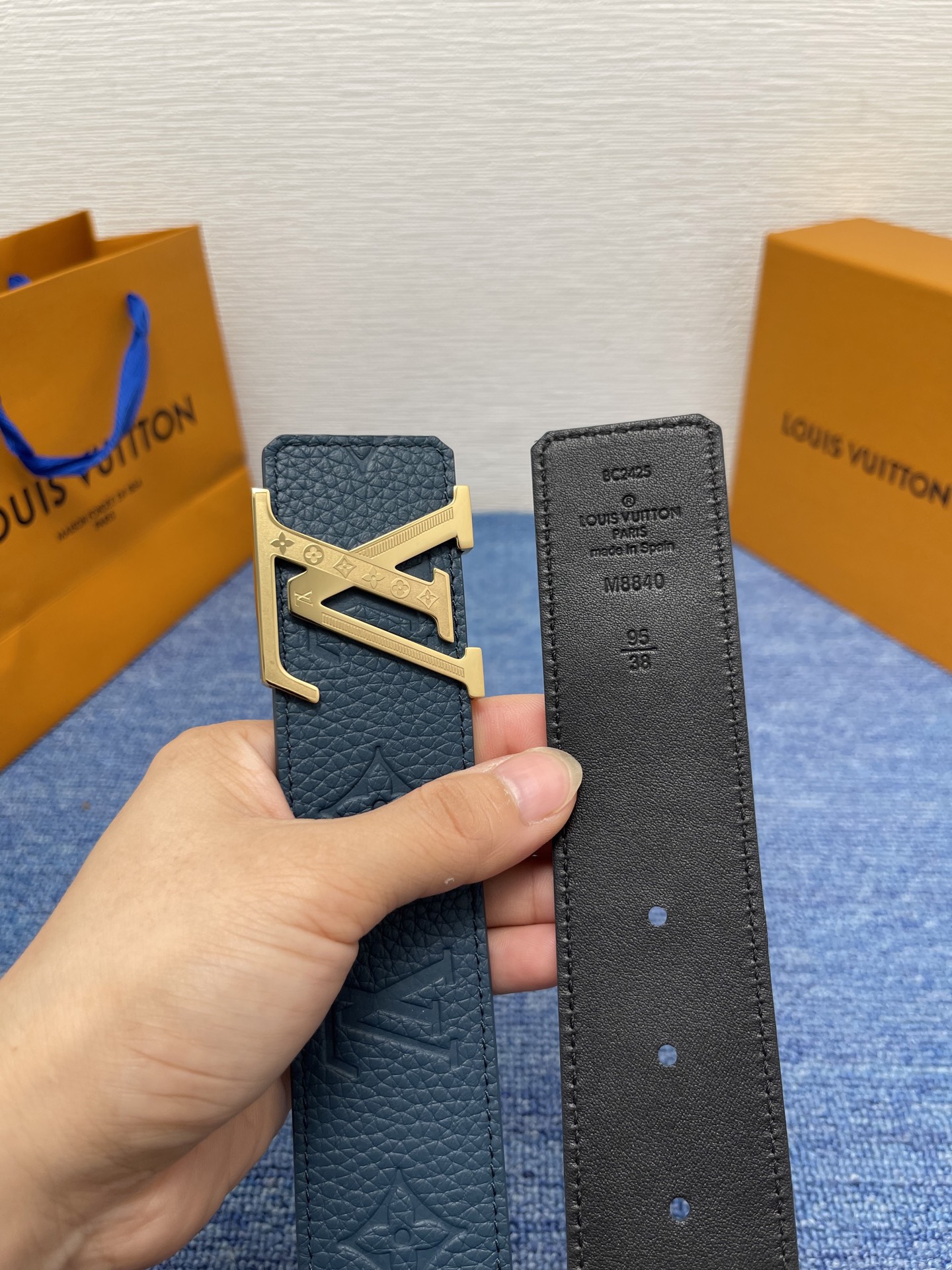🔴 【品牌】LV  4．0cm 
🔴 【描述】这款饰有LV带扣的腰带配以水牛皮衬里，覆以Monogram