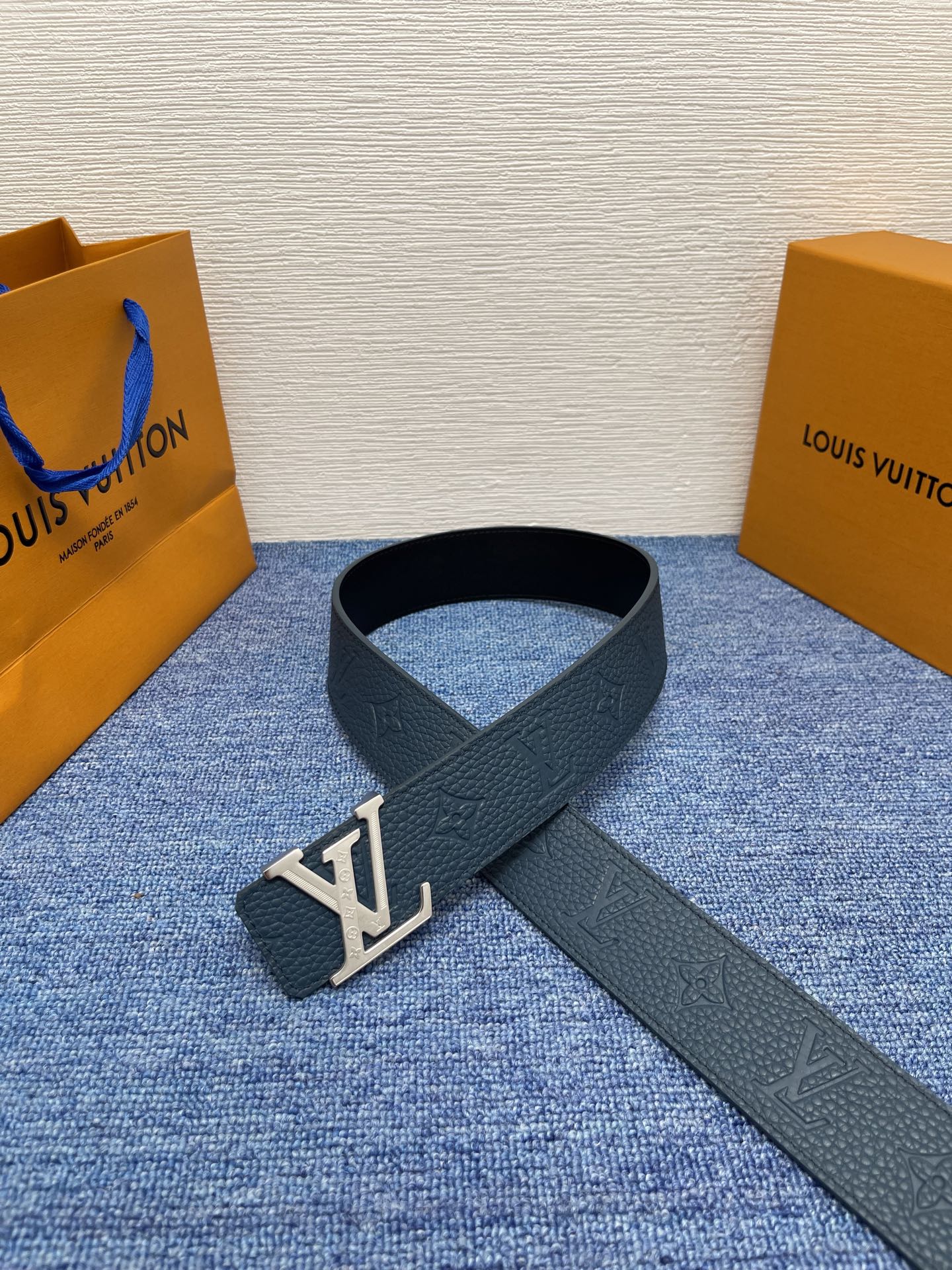 🔴 【品牌】LV  4．0cm 
🔴 【描述】这款饰有LV带扣的腰带配以水牛皮衬里，覆以Monogram