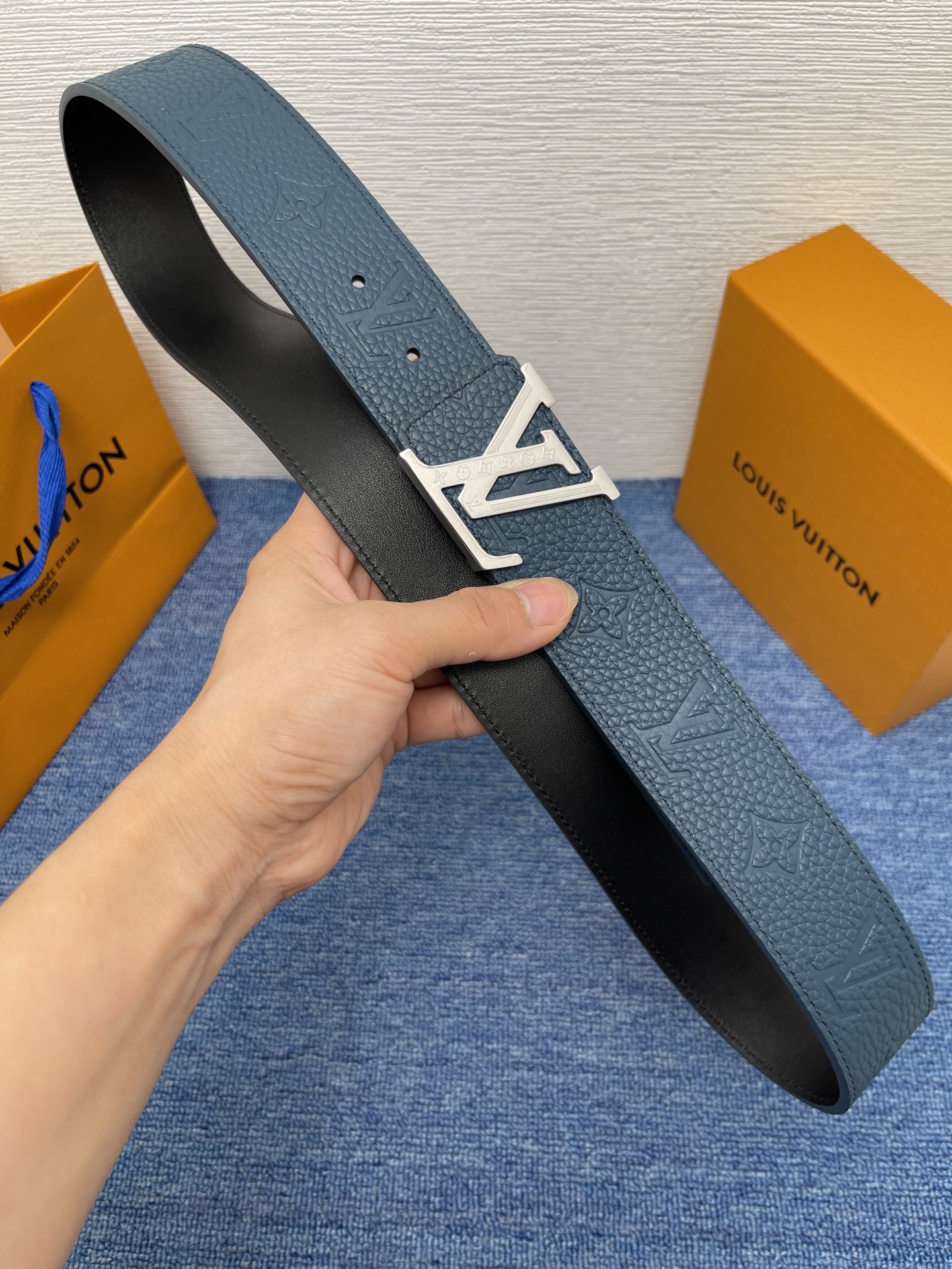 🔴 【品牌】LV  4．0cm 
🔴 【描述】这款饰有LV带扣的腰带配以水牛皮衬里，覆以Monogram