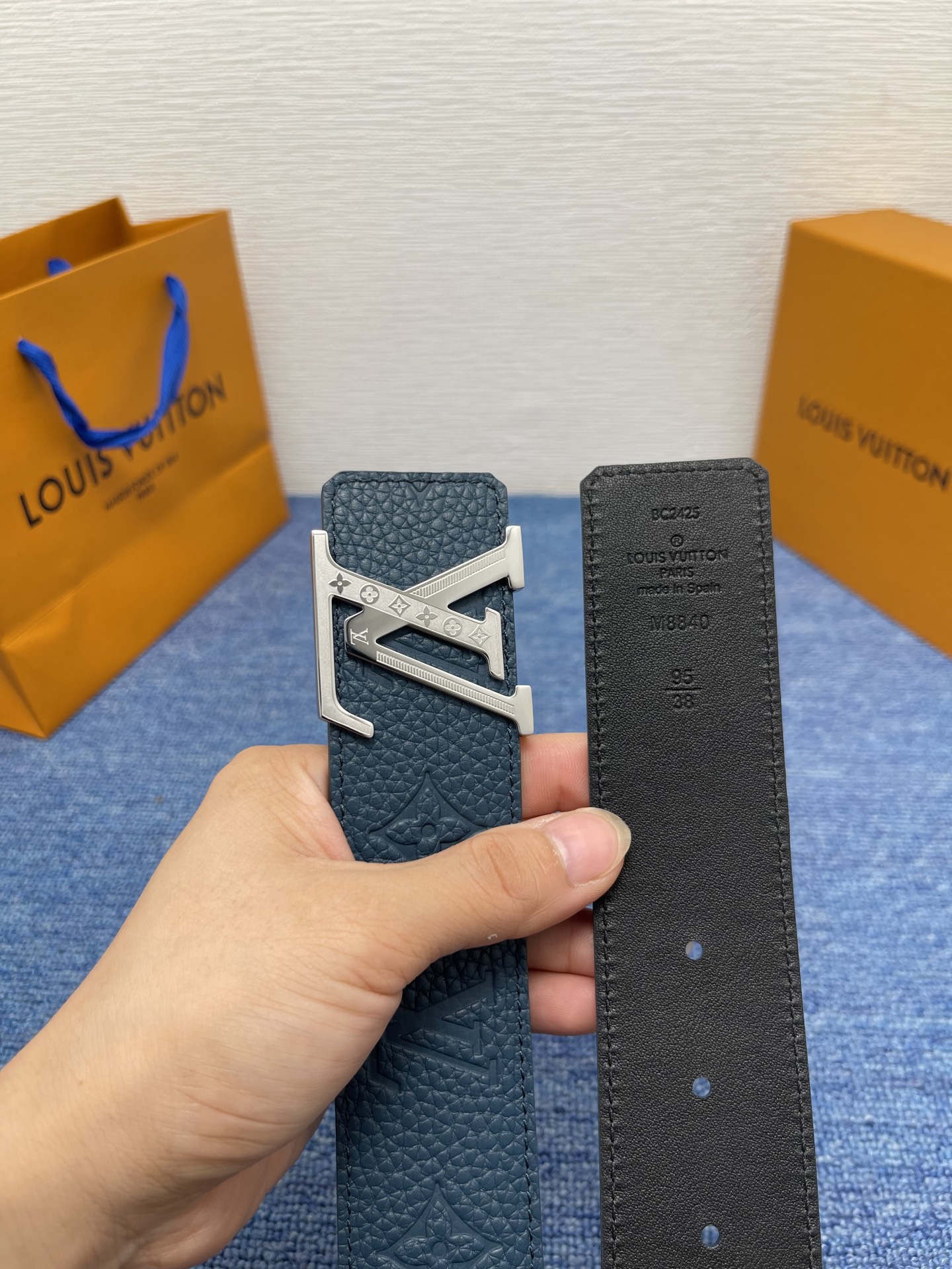 🔴 【品牌】LV  4．0cm 
🔴 【描述】这款饰有LV带扣的腰带配以水牛皮衬里，覆以Monogram