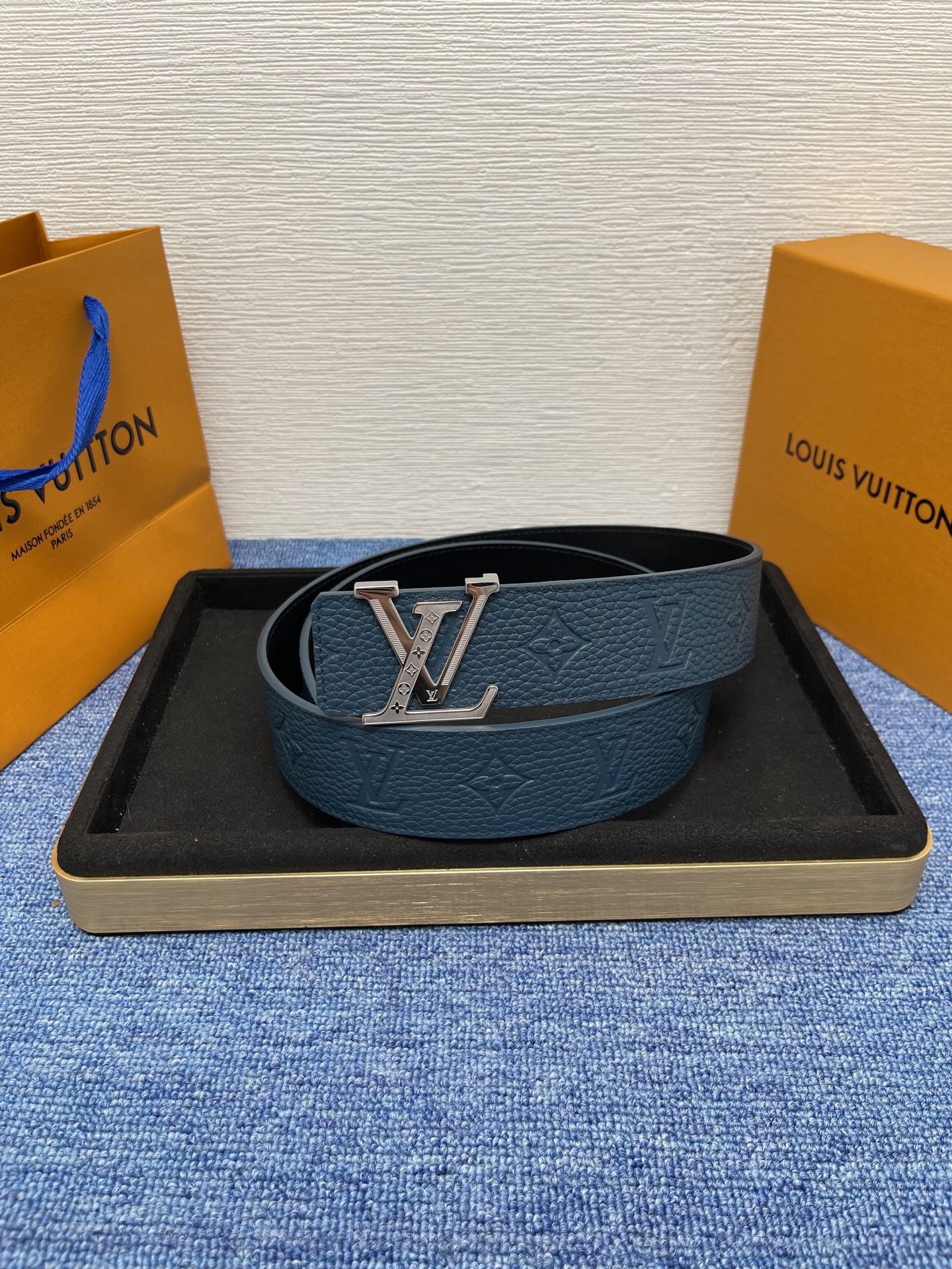 🔴 【品牌】LV  4．0cm 
🔴 【描述】这款饰有LV带扣的腰带配以水牛皮衬里，覆以Monogram
