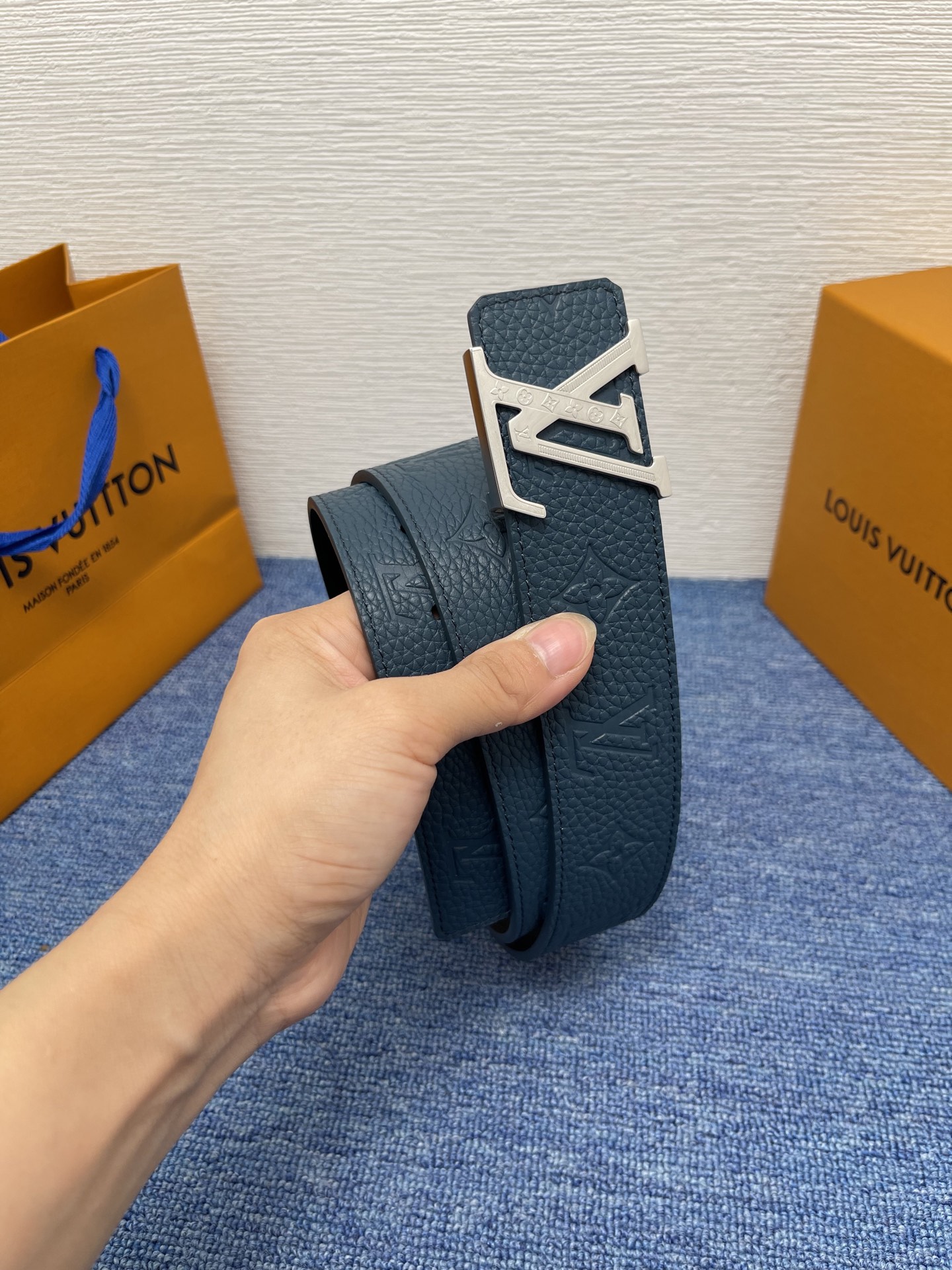 🔴 【品牌】LV  4．0cm 
🔴 【描述】这款饰有LV带扣的腰带配以水牛皮衬里，覆以Monogram