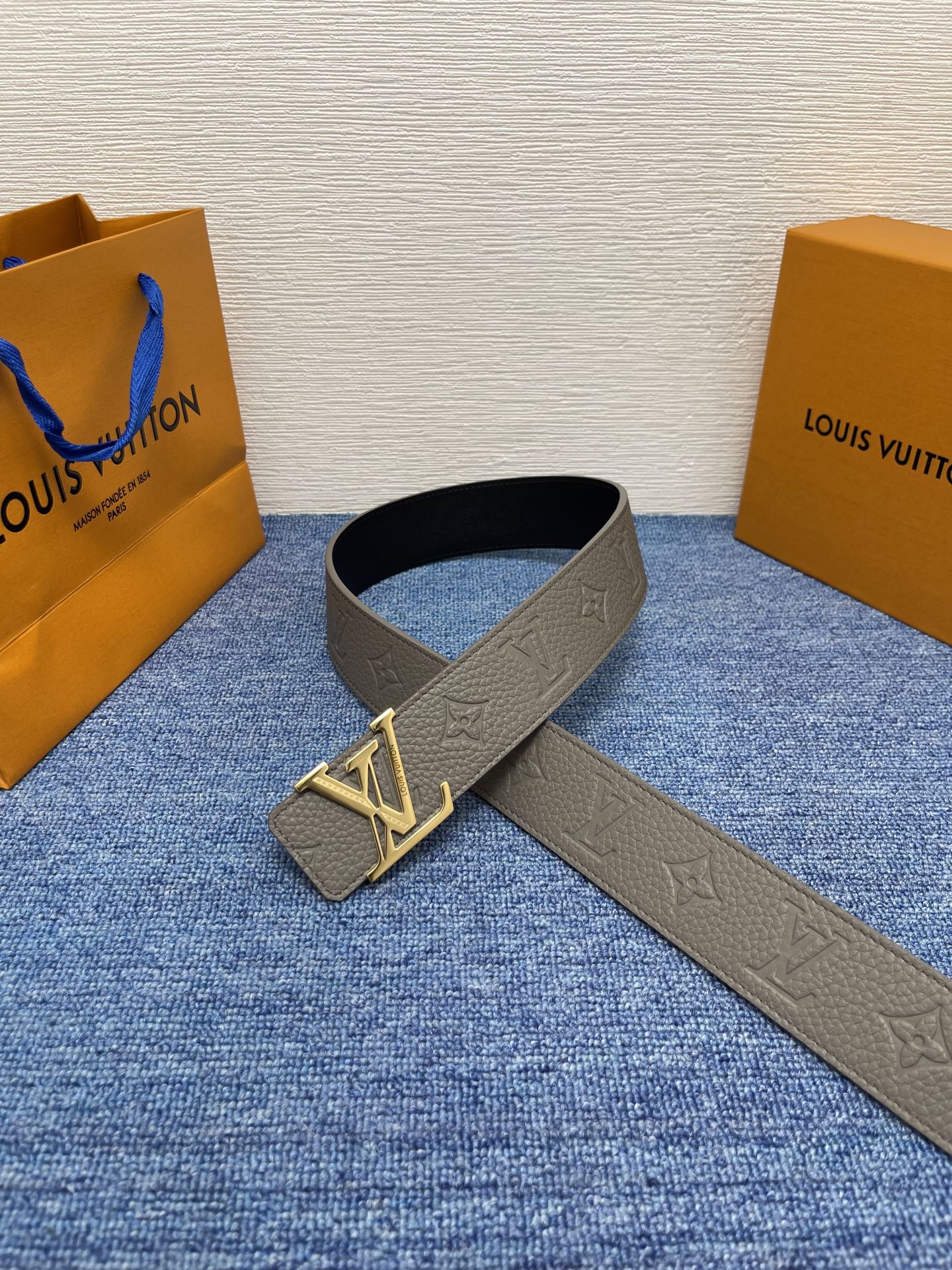 🔴 【品牌】LV  4．0cm 
🔴 【描述】这款饰有LV带扣的腰带配以水牛皮衬里，覆以Monogram