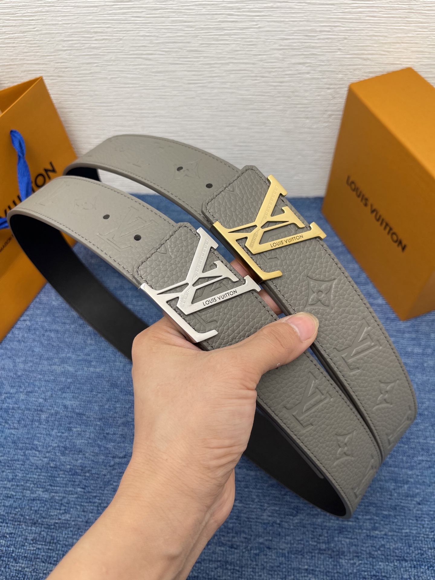 🔴 【品牌】LV  4．0cm 
🔴 【描述】这款饰有LV带扣的腰带配以水牛皮衬里，覆以Monogram