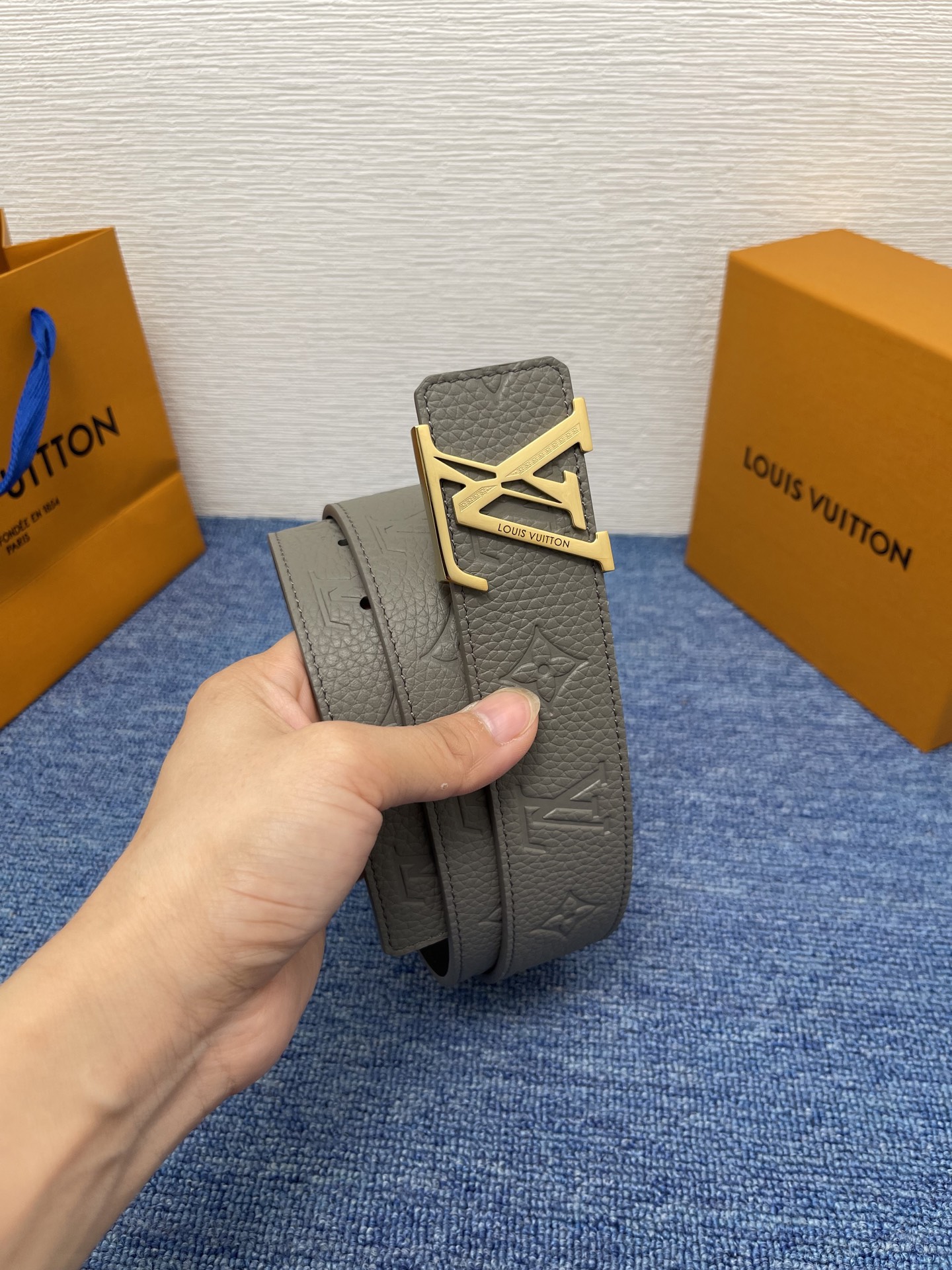 🔴 【品牌】LV  4．0cm 
🔴 【描述】这款饰有LV带扣的腰带配以水牛皮衬里，覆以Monogram