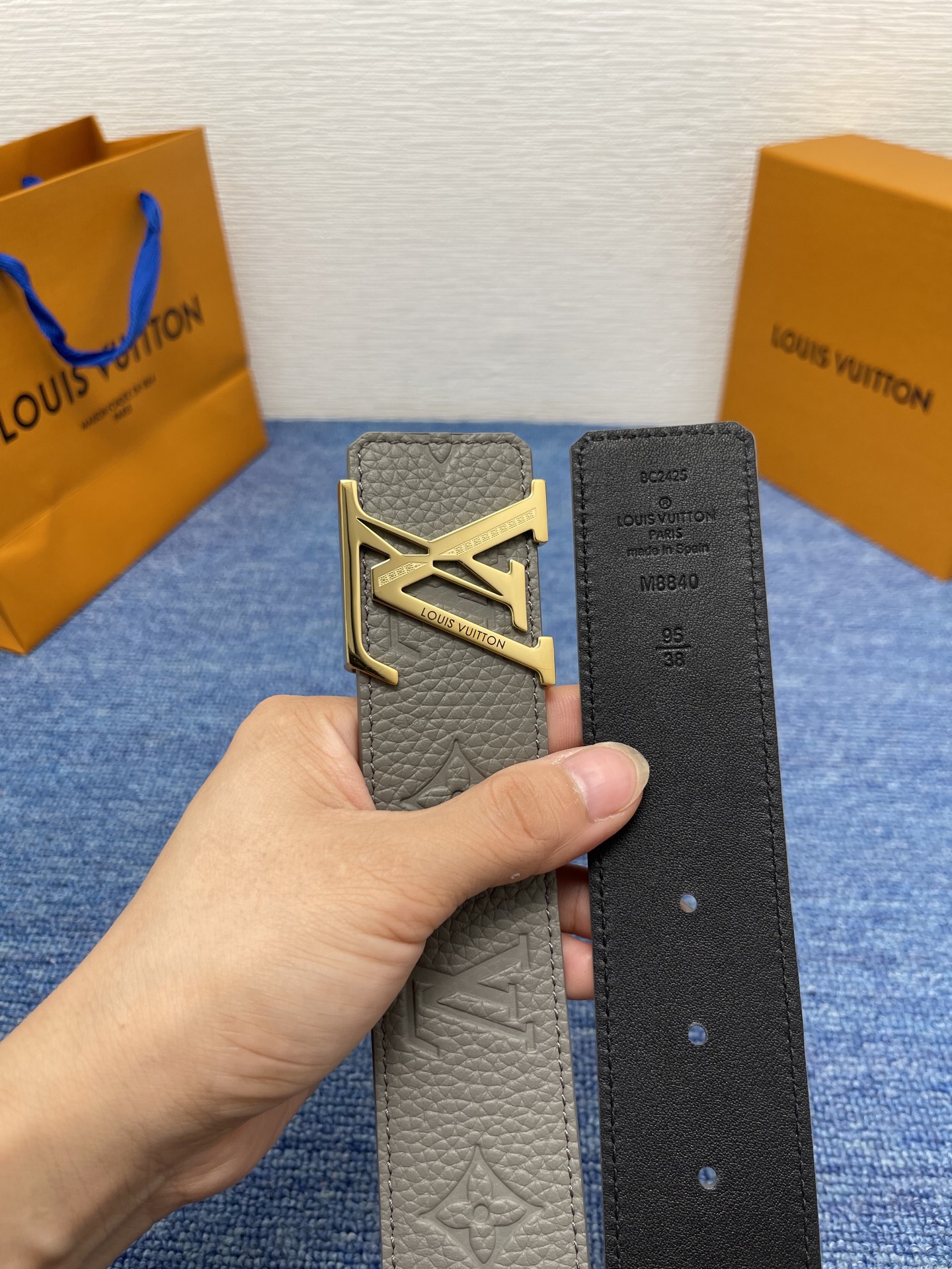 🔴 【品牌】LV  4．0cm 
🔴 【描述】这款饰有LV带扣的腰带配以水牛皮衬里，覆以Monogram
