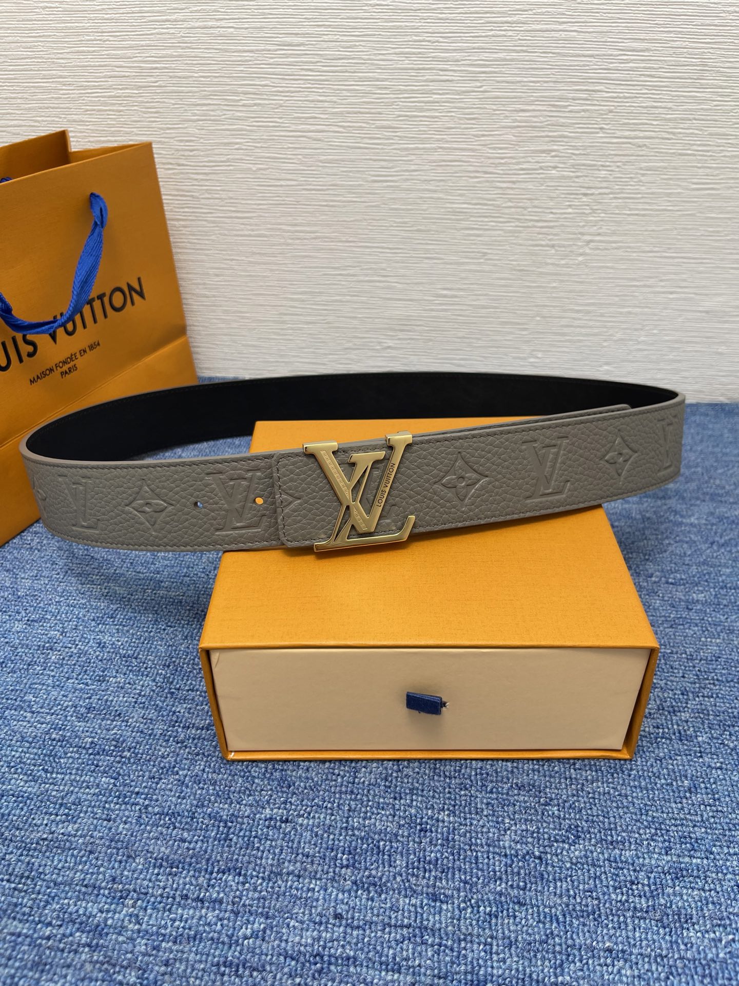 🔴 【品牌】LV  4．0cm 
🔴 【描述】这款饰有LV带扣的腰带配以水牛皮衬里，覆以Monogram