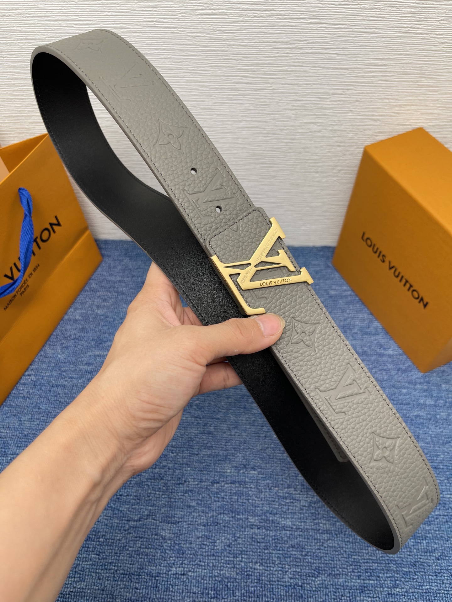 🔴 【品牌】LV  4．0cm 
🔴 【描述】这款饰有LV带扣的腰带配以水牛皮衬里，覆以Monogram