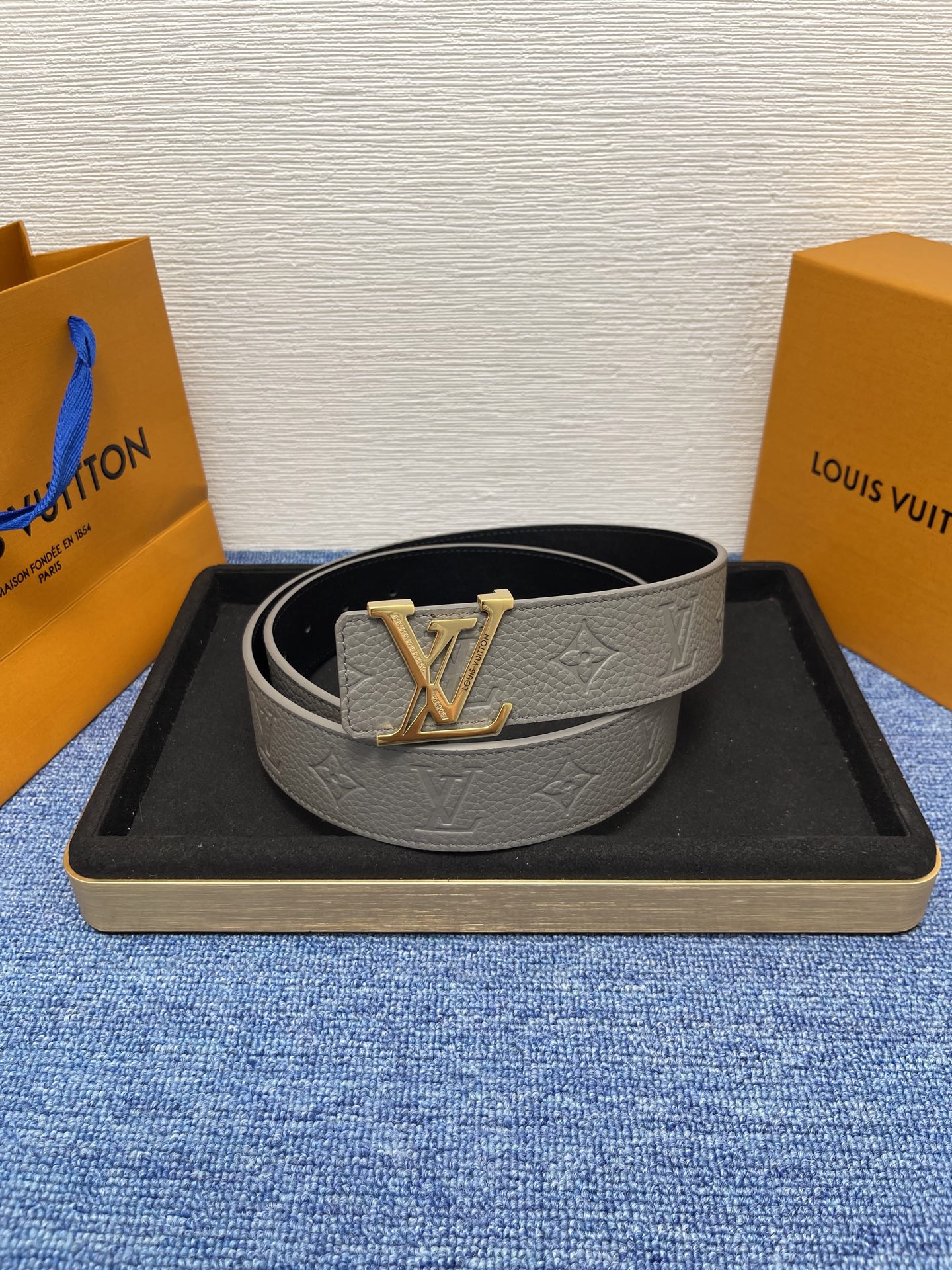 🔴 【品牌】LV  4．0cm 
🔴 【描述】这款饰有LV带扣的腰带配以水牛皮衬里，覆以Monogram