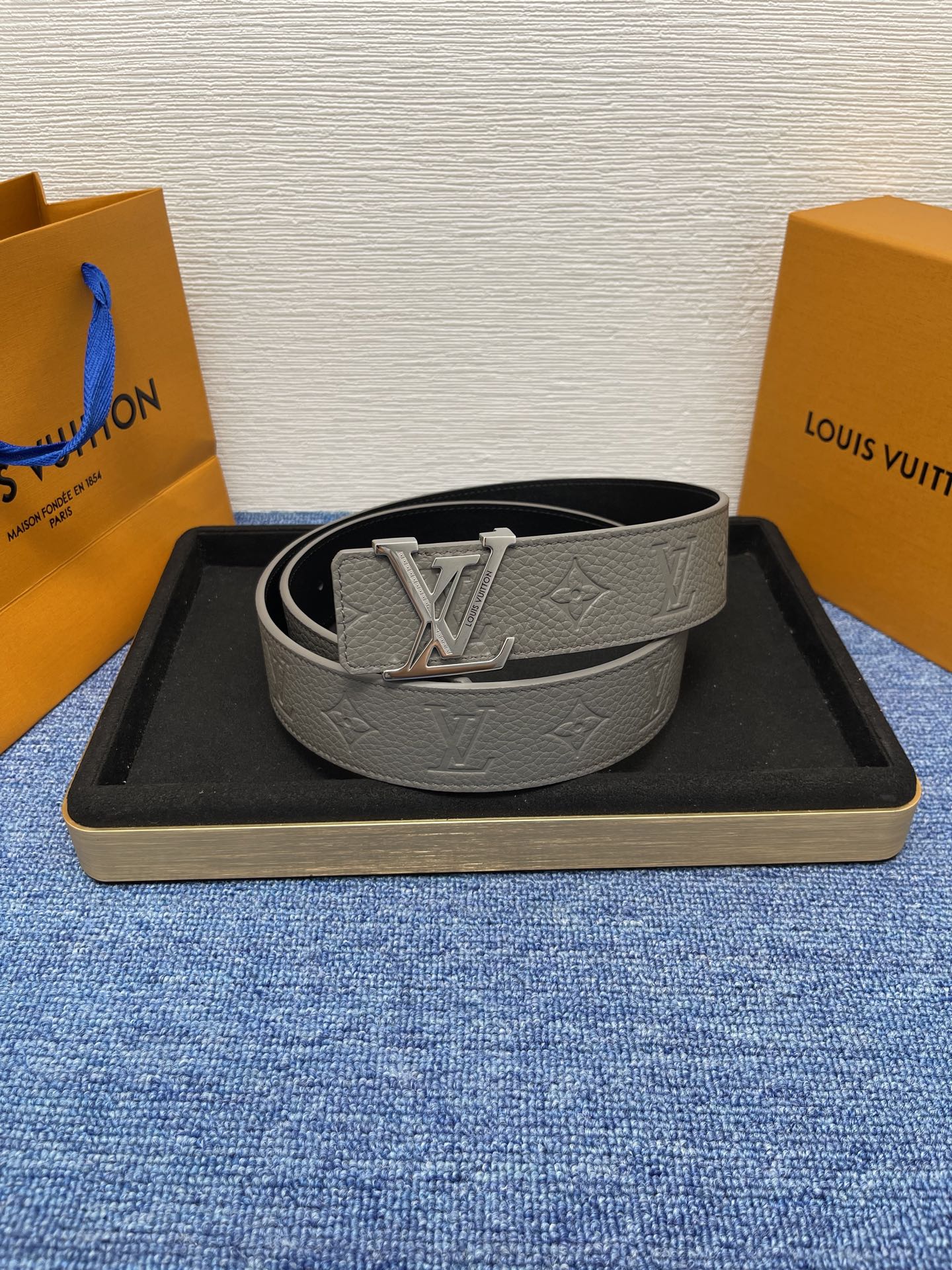 🔴 【品牌】LV  4．0cm 
🔴 【描述】这款饰有LV带扣的腰带配以水牛皮衬里，覆以Monogram