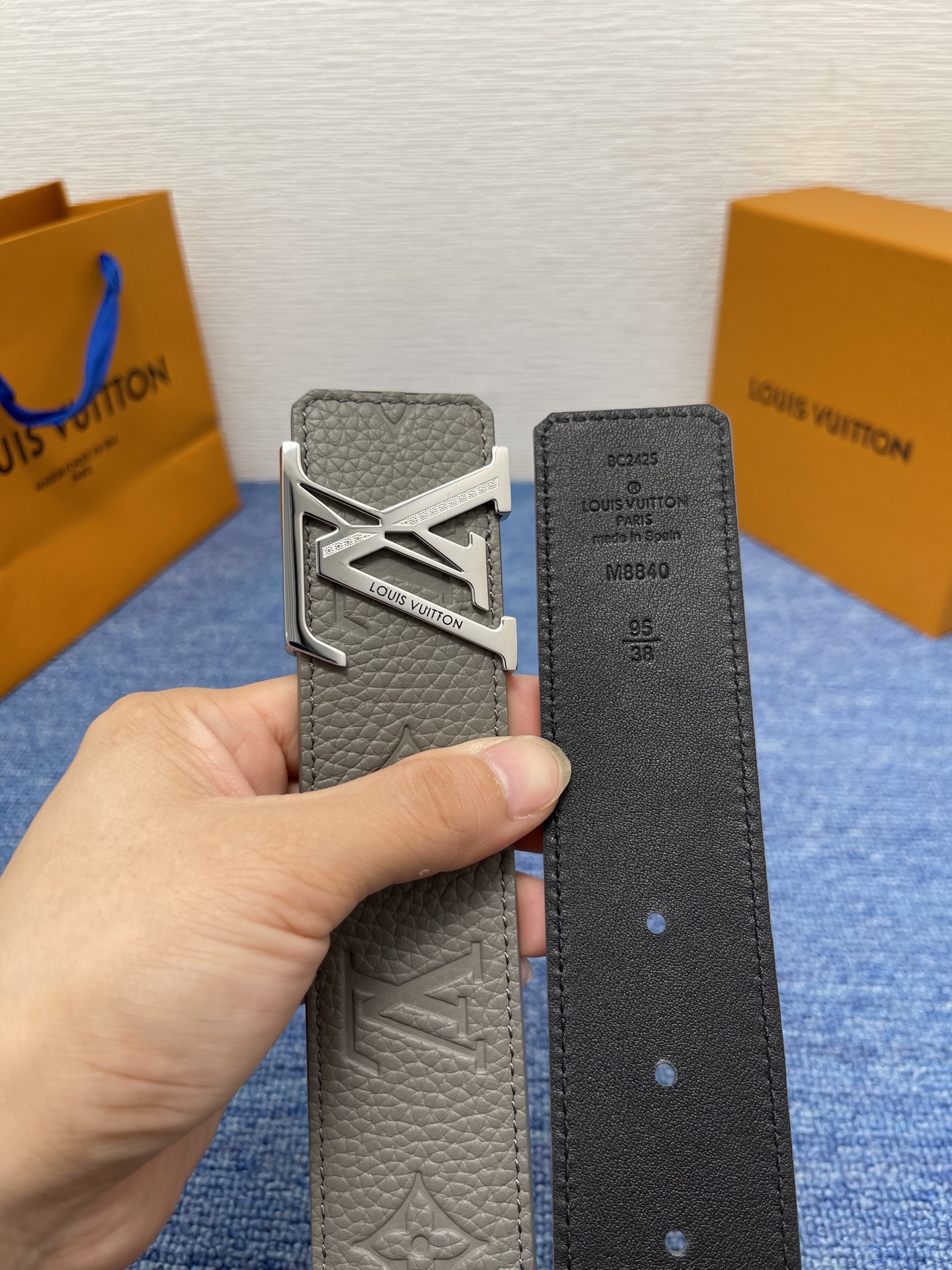 🔴 【品牌】LV  4．0cm 
🔴 【描述】这款饰有LV带扣的腰带配以水牛皮衬里，覆以Monogram