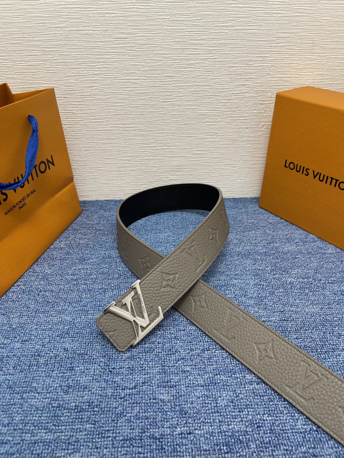 🔴 【品牌】LV  4．0cm 
🔴 【描述】这款饰有LV带扣的腰带配以水牛皮衬里，覆以Monogram