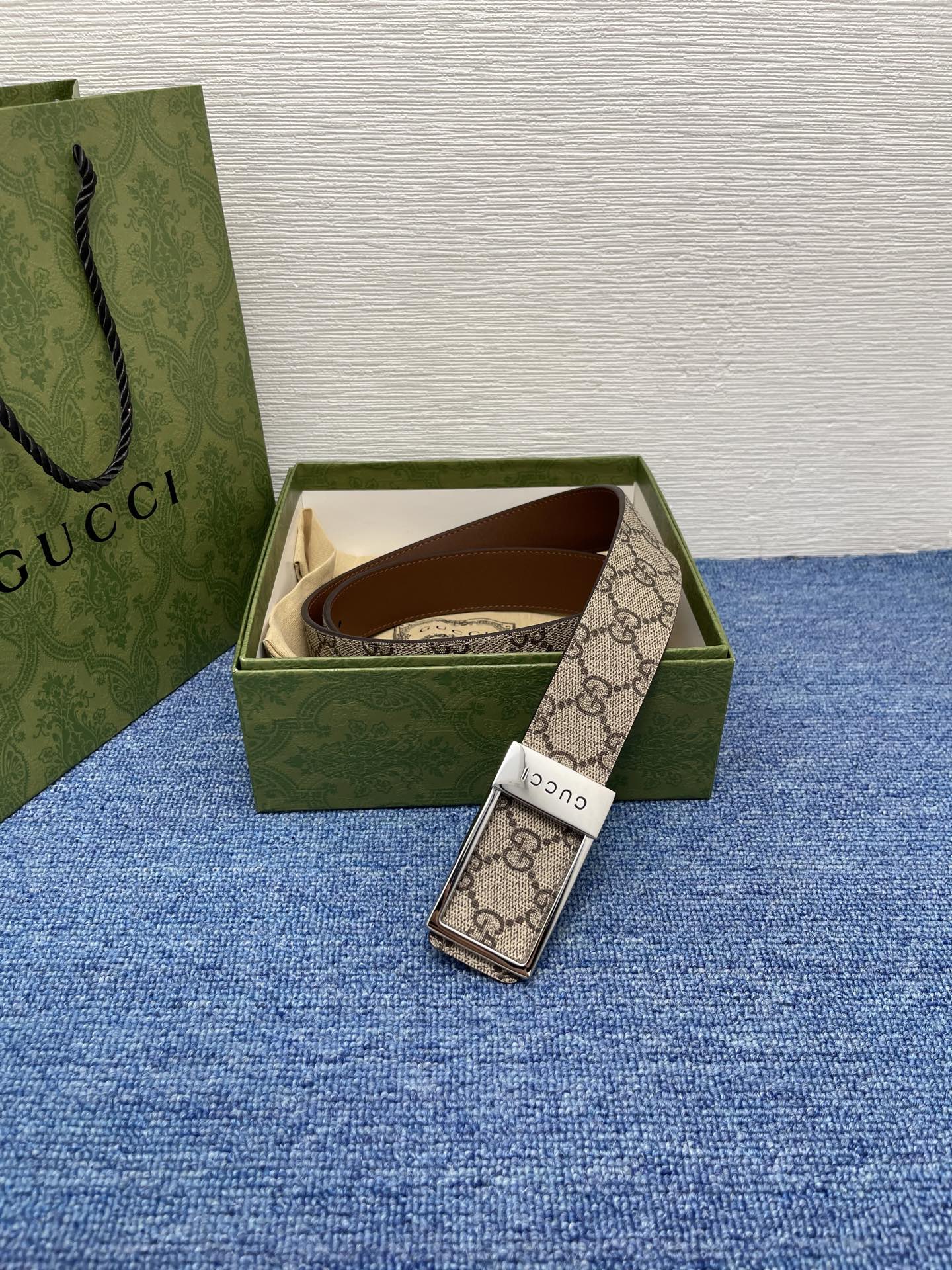 🔴 【品牌】古驰 Gucci  
🔴 【描述】采用高级Gucci Signature真皮精制而成，触感厚