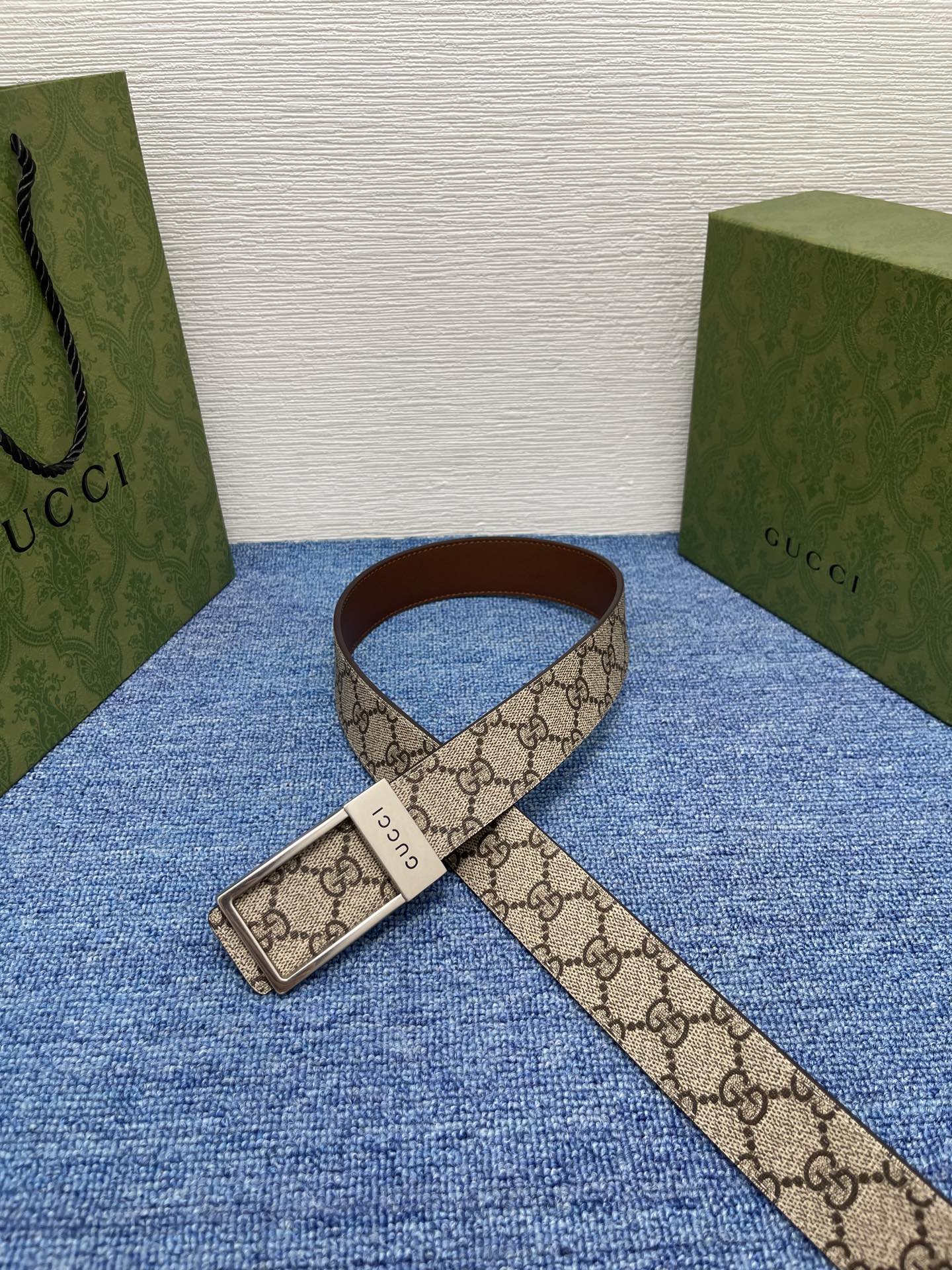 🔴 【品牌】古驰 Gucci  
🔴 【描述】采用高级Gucci Signature真皮精制而成，触感厚