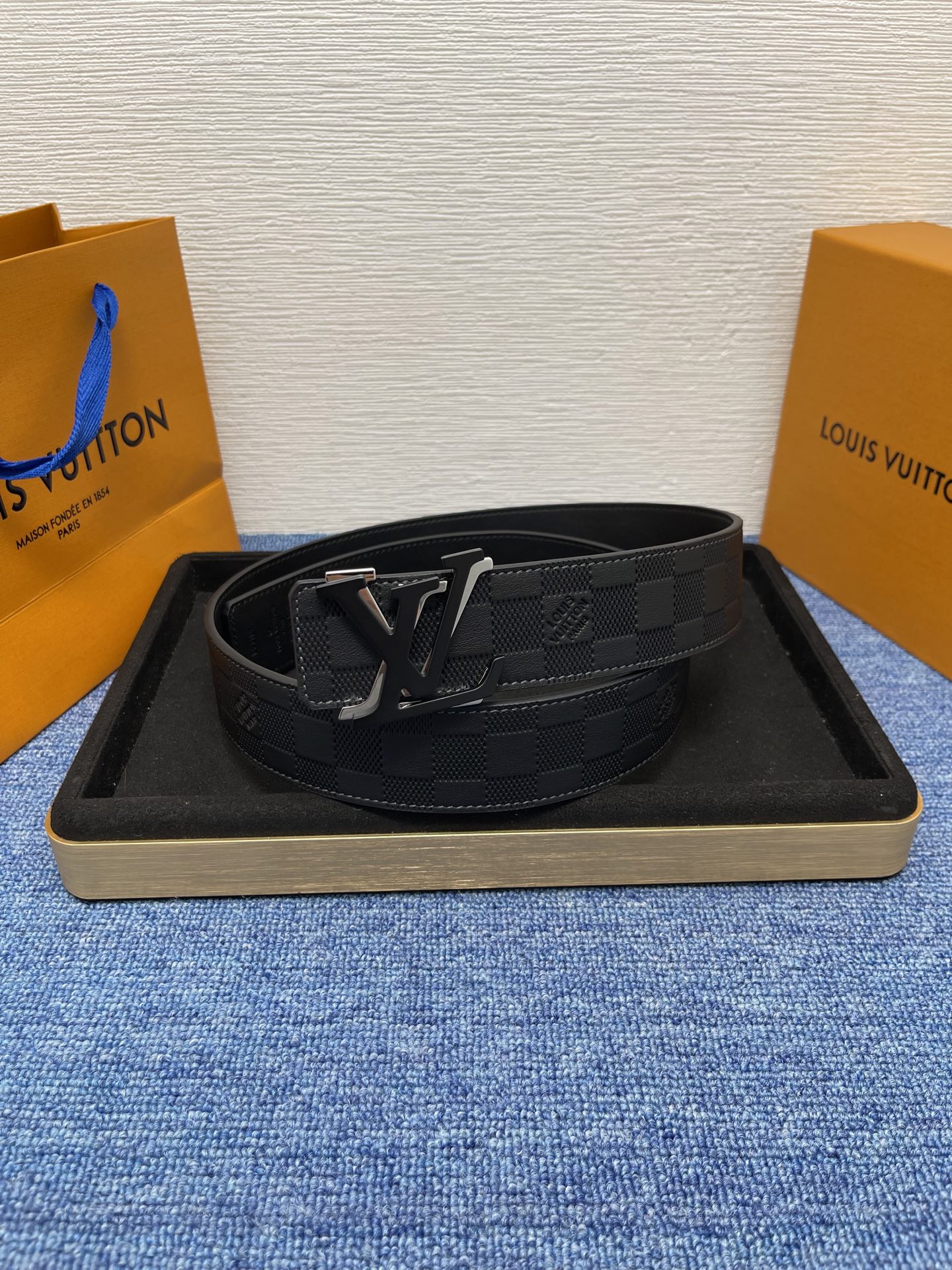 🔴 【品牌】LV  4．0cm 
🔴 【描述】这款饰有LV带扣的腰带配以水牛皮衬里，覆以Monogram