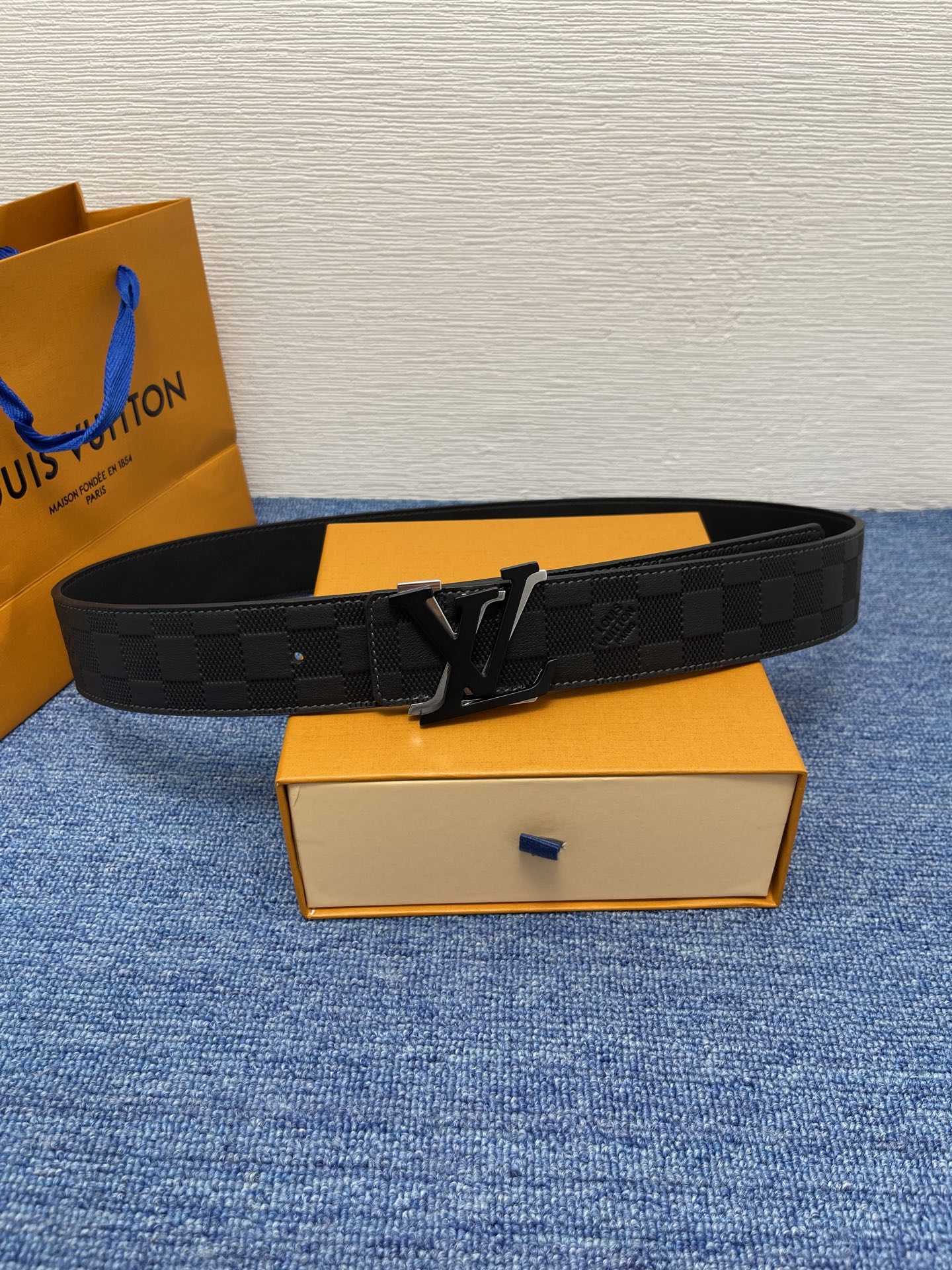 🔴 【品牌】LV  4．0cm 
🔴 【描述】这款饰有LV带扣的腰带配以水牛皮衬里，覆以Monogram