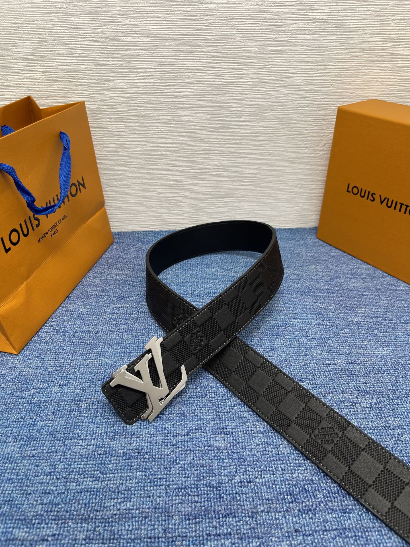 🔴 【品牌】LV  4．0cm 
🔴 【描述】这款饰有LV带扣的腰带配以水牛皮衬里，覆以Monogram