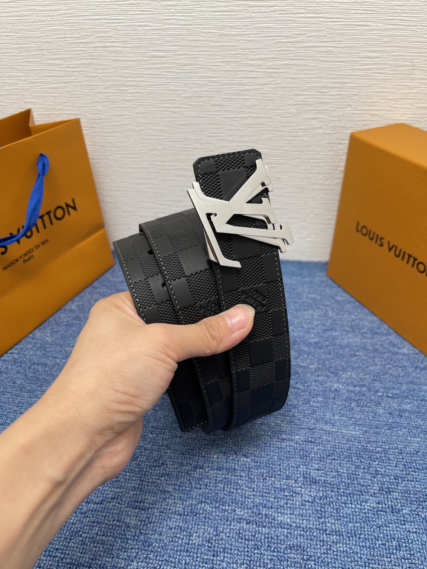 🔴 【品牌】LV  4．0cm 
🔴 【描述】这款饰有LV带扣的腰带配以水牛皮衬里，覆以Monogram