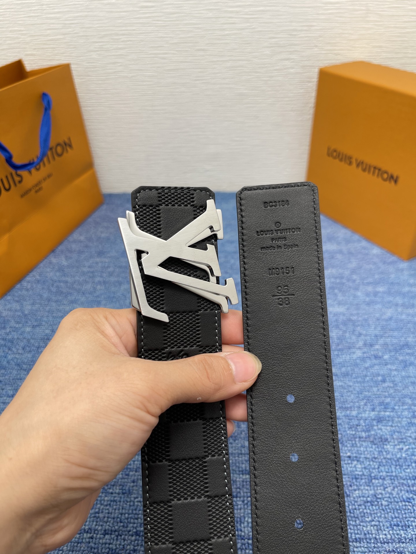 🔴 【品牌】LV  4．0cm 
🔴 【描述】这款饰有LV带扣的腰带配以水牛皮衬里，覆以Monogram