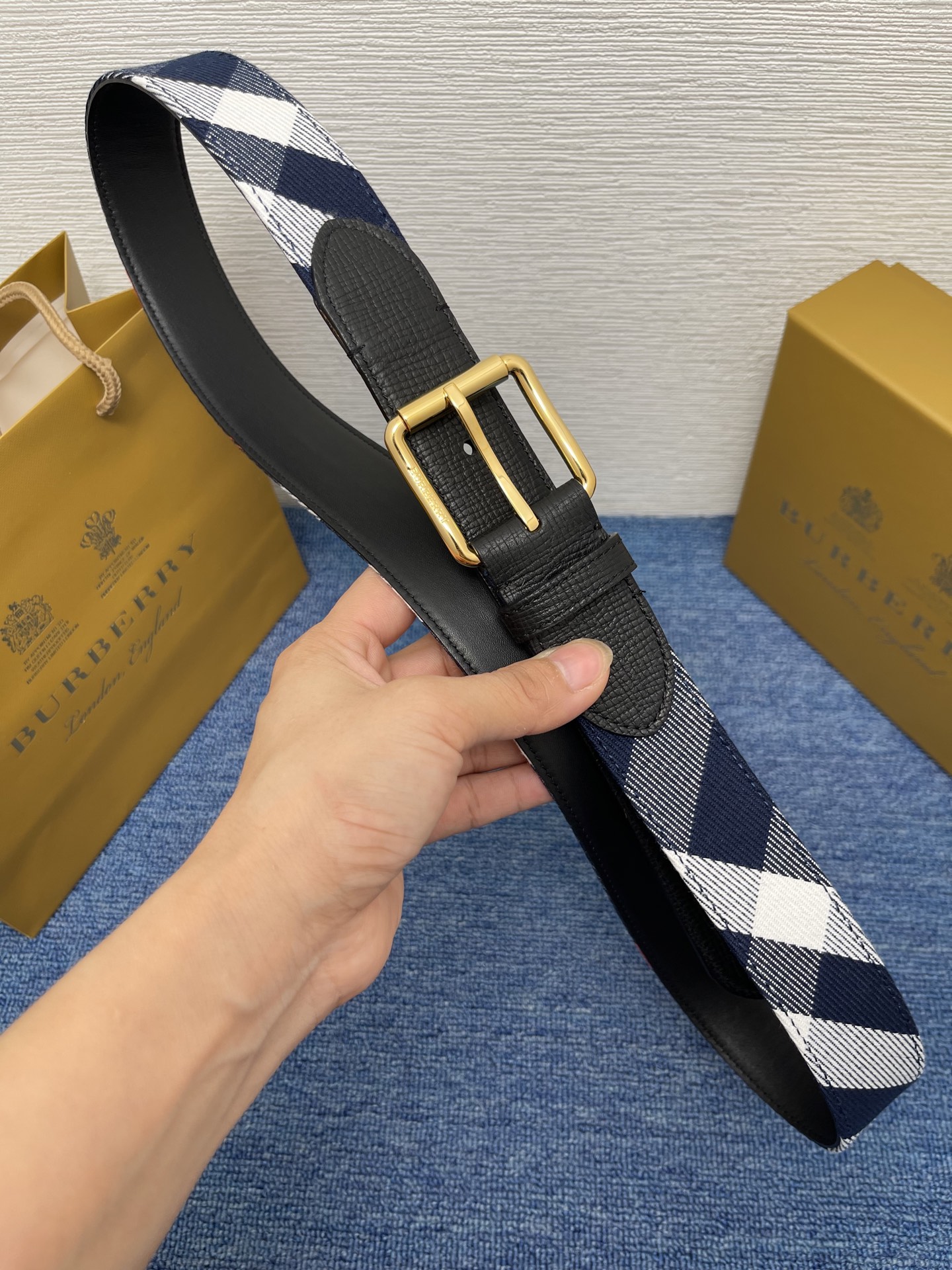 🔴 【品牌】 巴宝莉 
🔴 【描述】经典系列新品腰带，采用小牛皮材质，完美搭配手工车线，经典配色，可搭配