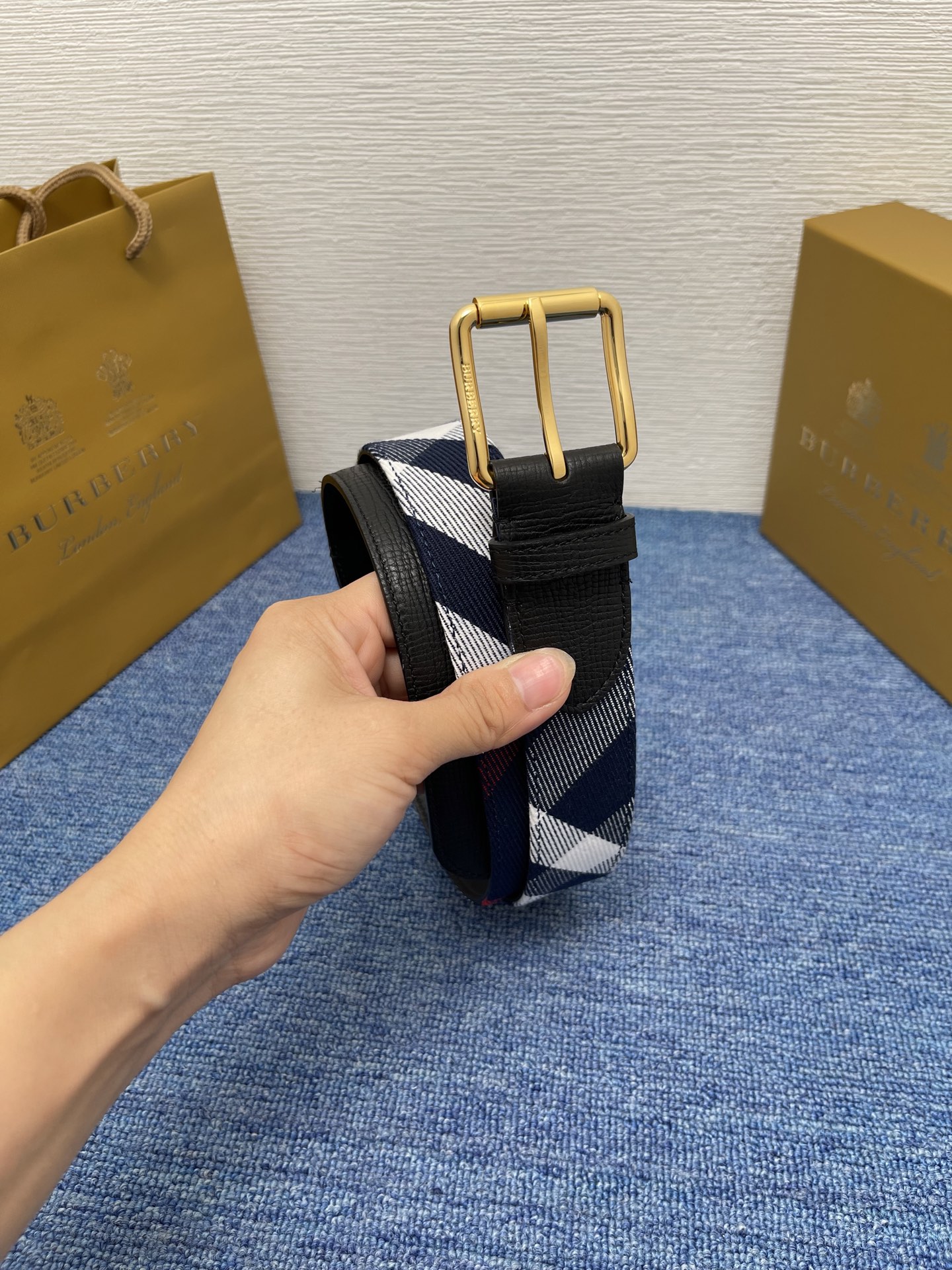 🔴 【品牌】 巴宝莉 
🔴 【描述】经典系列新品腰带，采用小牛皮材质，完美搭配手工车线，经典配色，可搭配
